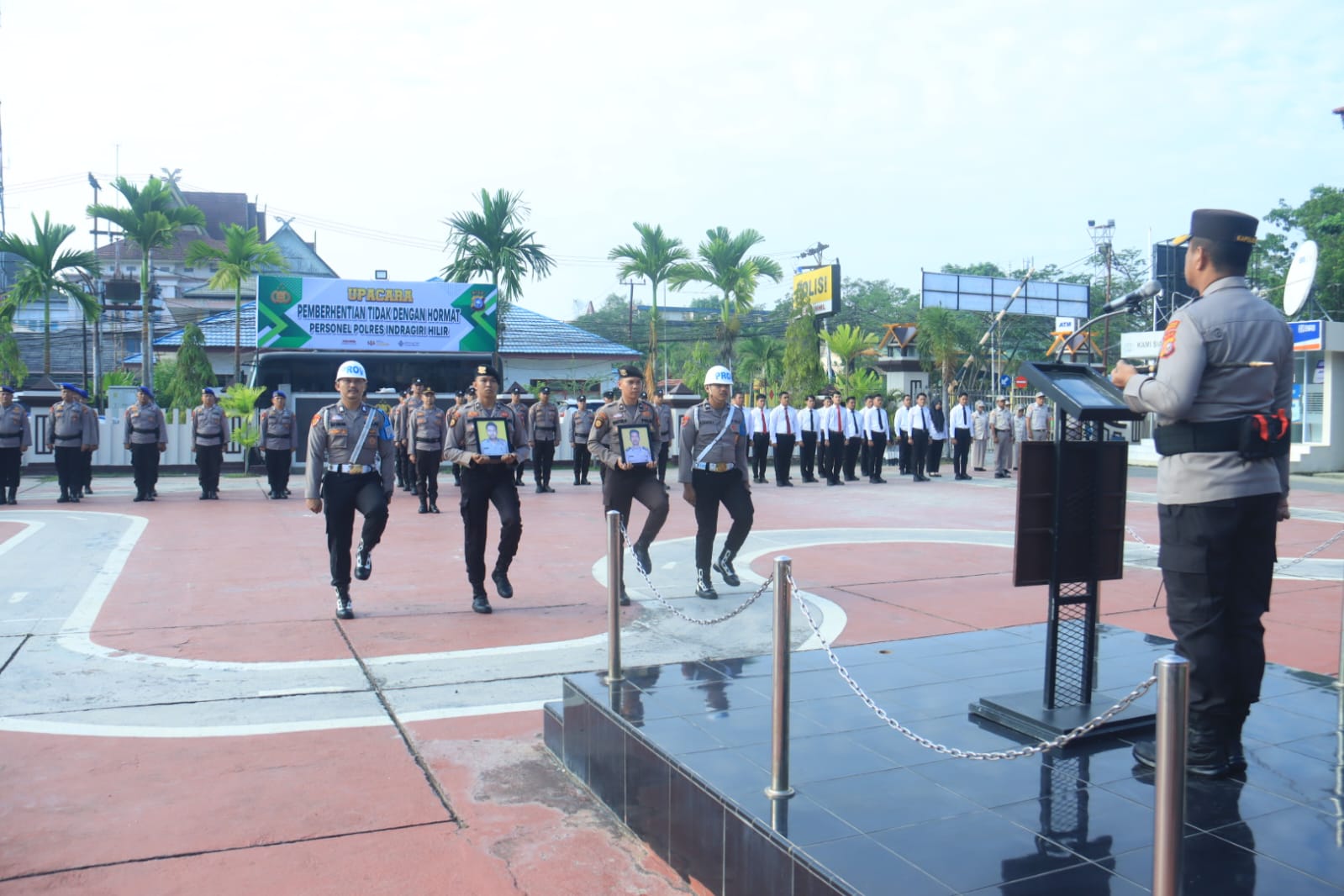 KAPOLRES INDRAGIRI HILIR AKBP FAROUK OKTORA S.H, S.I.K, PIMPIN GELAR UPACARA PTDH TERHADAP DUA PERSONEL