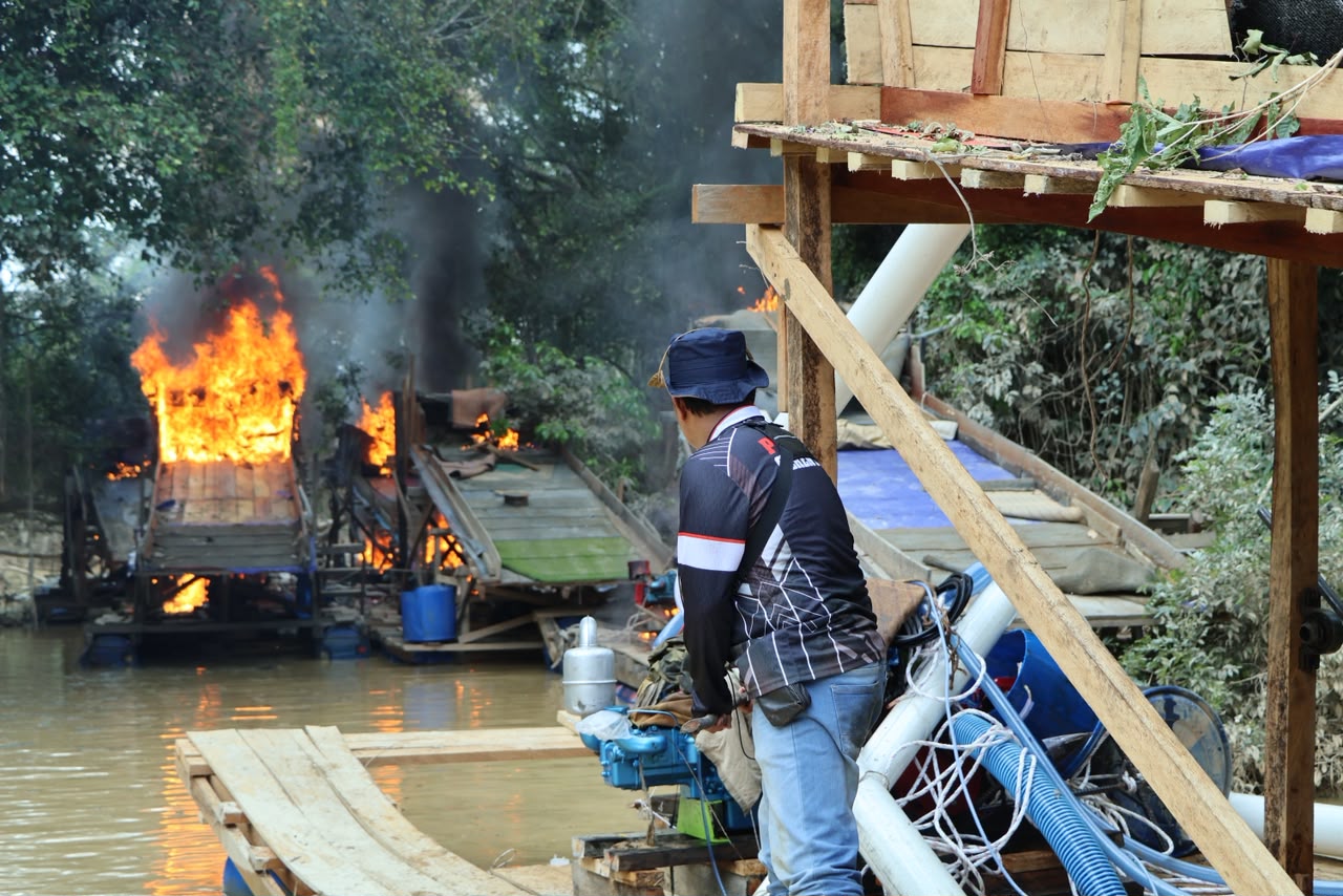 145 Rakit PETI Dimusnahkan oleh Personil Gabungan TNI-POLRI, Sat Pol PP, Damkar,  BPBD dan Instansi Terkait, di Sepanjang Sungai Kuantan.