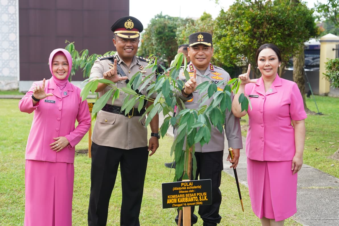 Polda Riau Gelar Penanaman Pohon Bersama Wakapolda dan Pejabat yang Akan Tinggalkan Polda Riau
