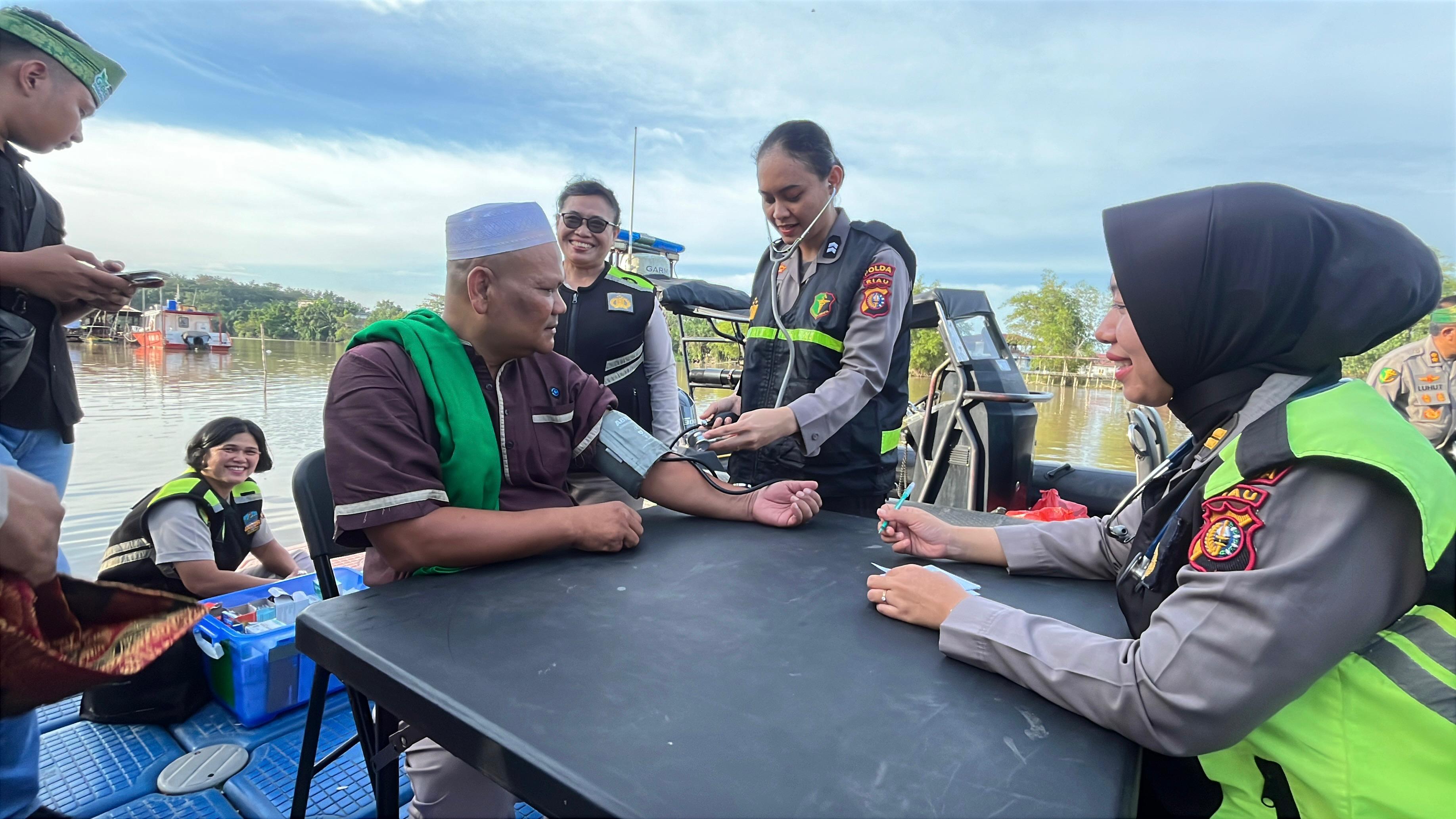Program JALUR Polda Riau Dilaksanakannya Bakti Sosial dan Pelayanan Kesehatan untuk Nelayan Sungai Siak