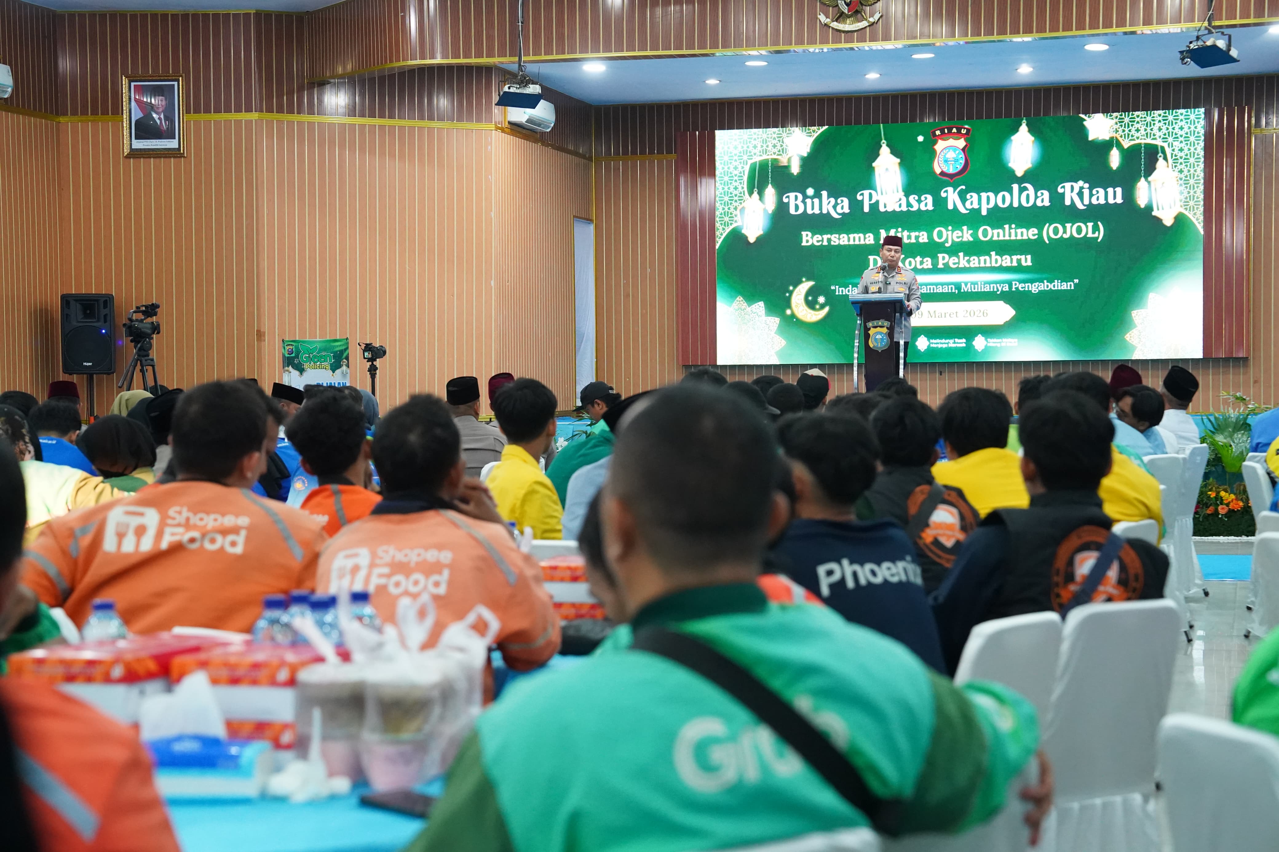 Perkuat Kamtibmas di Bulan Suci, Kapolda Riau Buka Bareng Ojol dan Mahasiswa