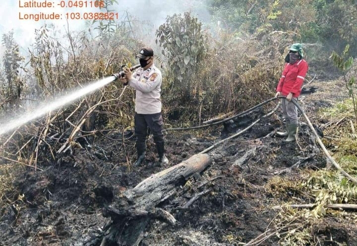 Polsek Gaung Lakukan Pemadaman dan Pendinginan Hotspot di Simpang Gaung, Api Berhasil Dikendalikan
