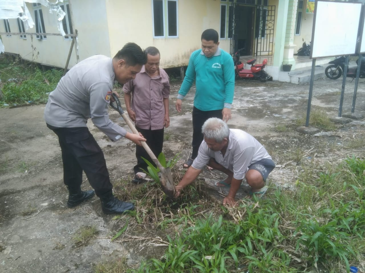 Polsek Gaung Gelar Green Policing di Desa Simpang Gaung, Wujud Nyata Kepedulian Lingkungan