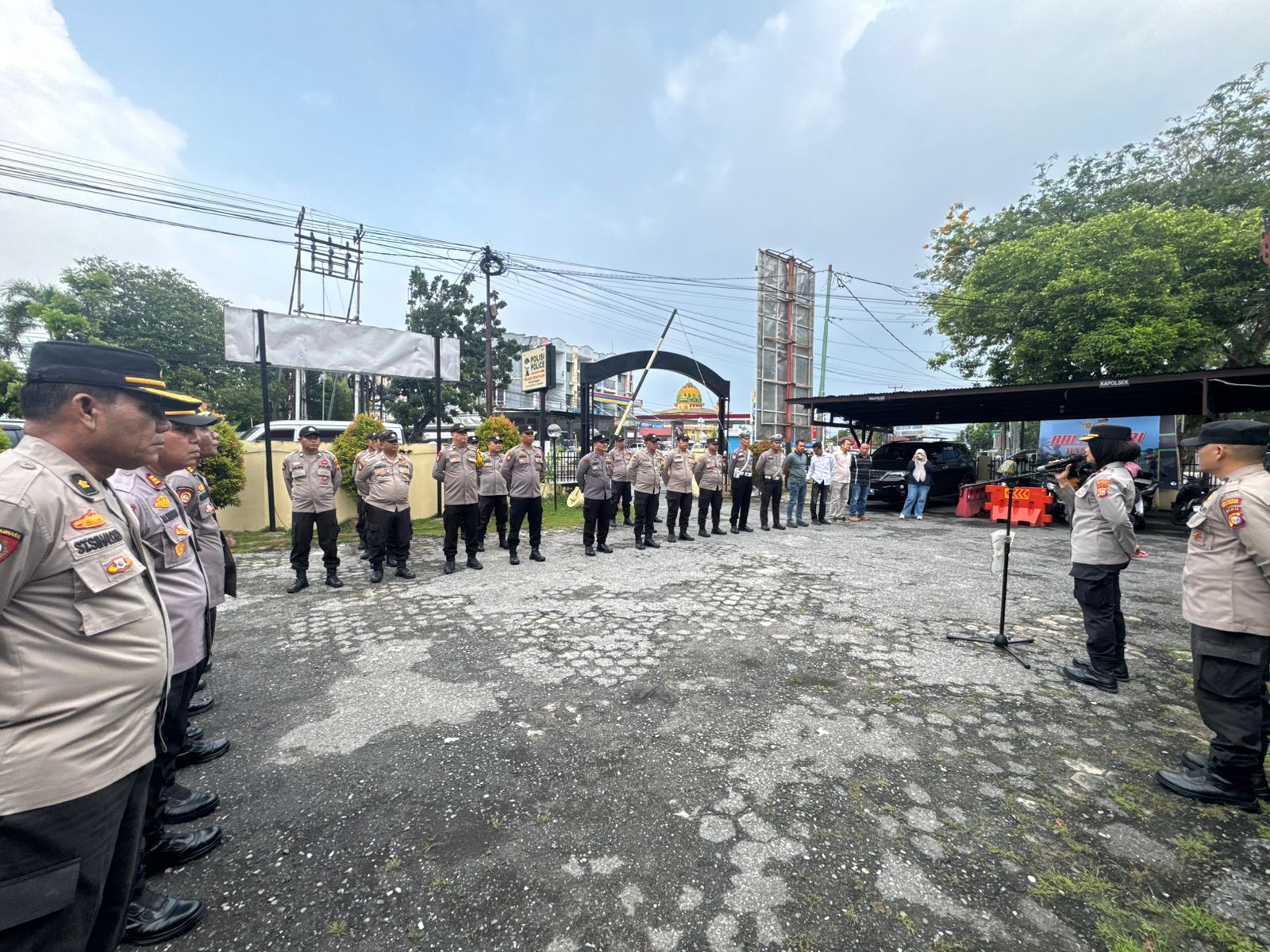 Dukung Program Green Policing, Polresta Pekanbaru Gelar Penanaman Pohon di Kampung Baru