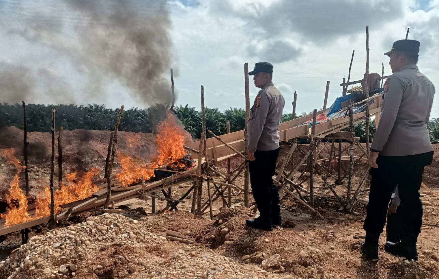 Polsek Hulu Kuantan Tertibkan PETI di Sungai Alah, Satu Unit Dompeng Dimusnahkan