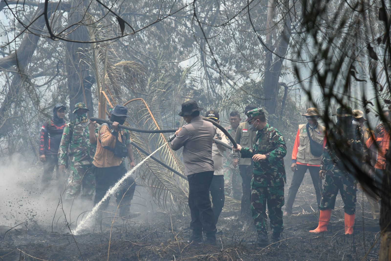 Turun Langsung, KAROOPS Polda Riau dan Asops Kodam Tuanku Tambusai Tegaskan: Karhutla Dihentikan, Pelaku Ditindak