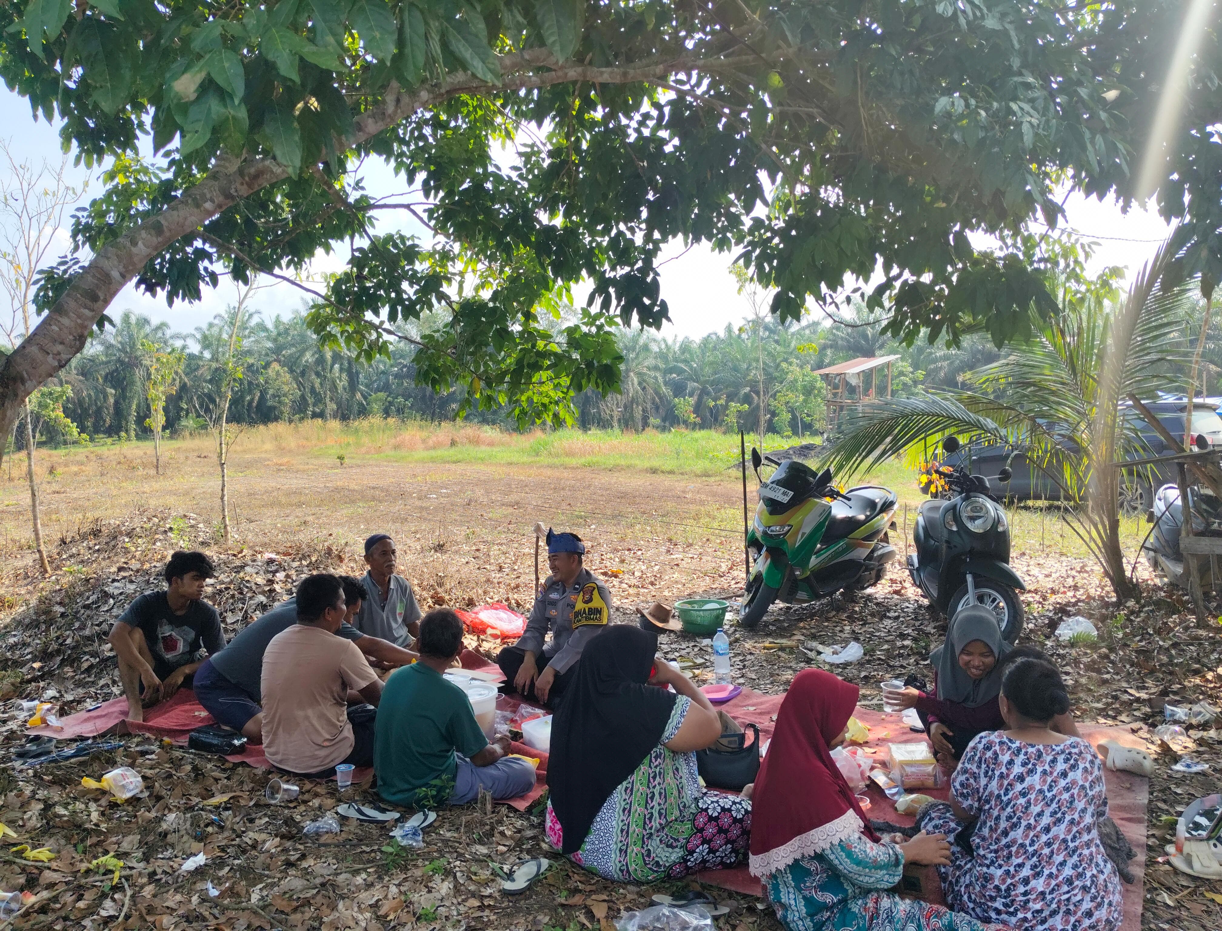 Polsek Rambah Samo Jemput Aspirasi Warga Lewat Jumat Curhat, Warga Dusun Aur Kuning Apresiasi Layanan 110