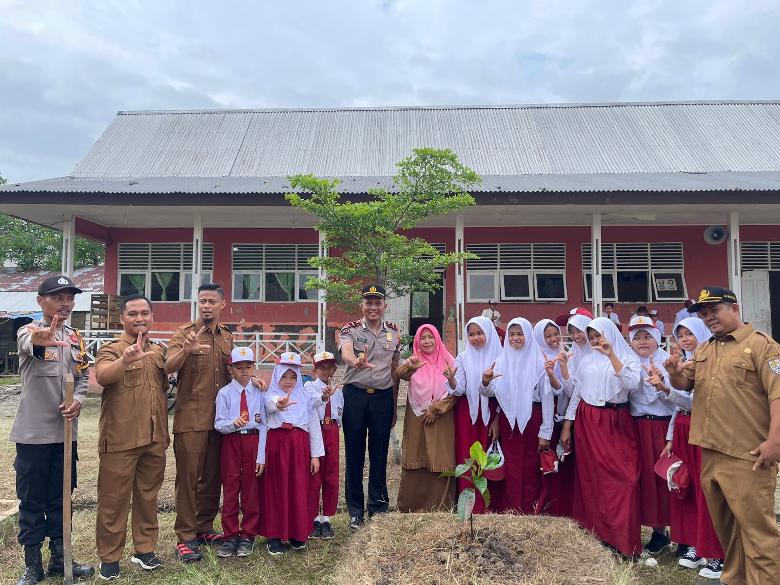 Kapolsek Teluk Meranti Pimpin Upacara Bendera di SDN 003, Tanamkan Disiplin dan Kepedulian Lingkungan