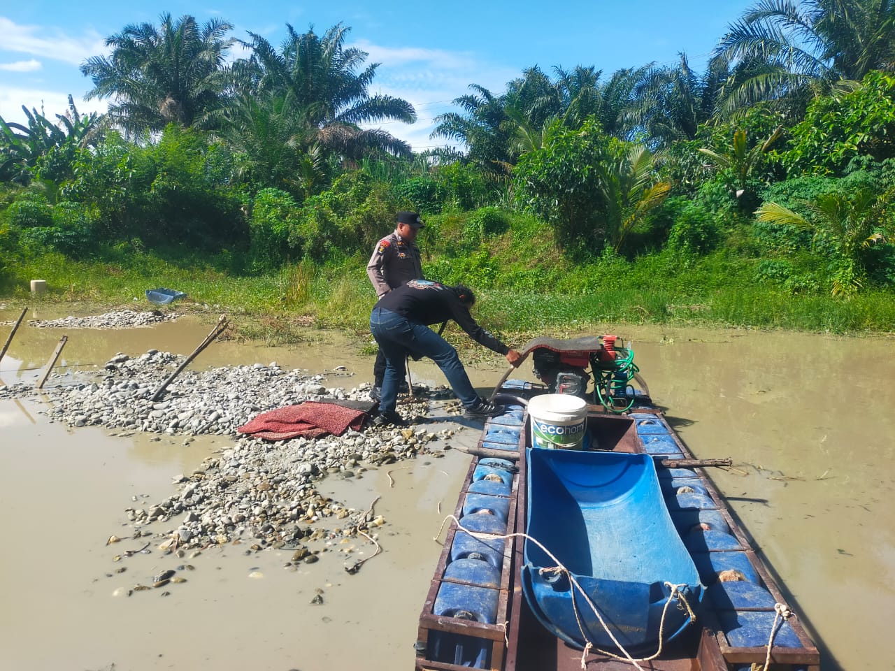 Respons Cepat Laporan 110, Polres Kuansing Tertibkan dan Musnahkan Peralatan Peti di Kuantan Tengah