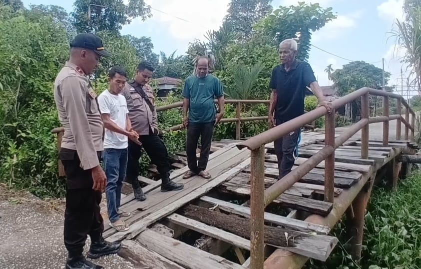 Kapolsek Teluk Meranti Tinjau Lokasi Pembangunan Jembatan Merah Putih di Desa Pangkalan Terap