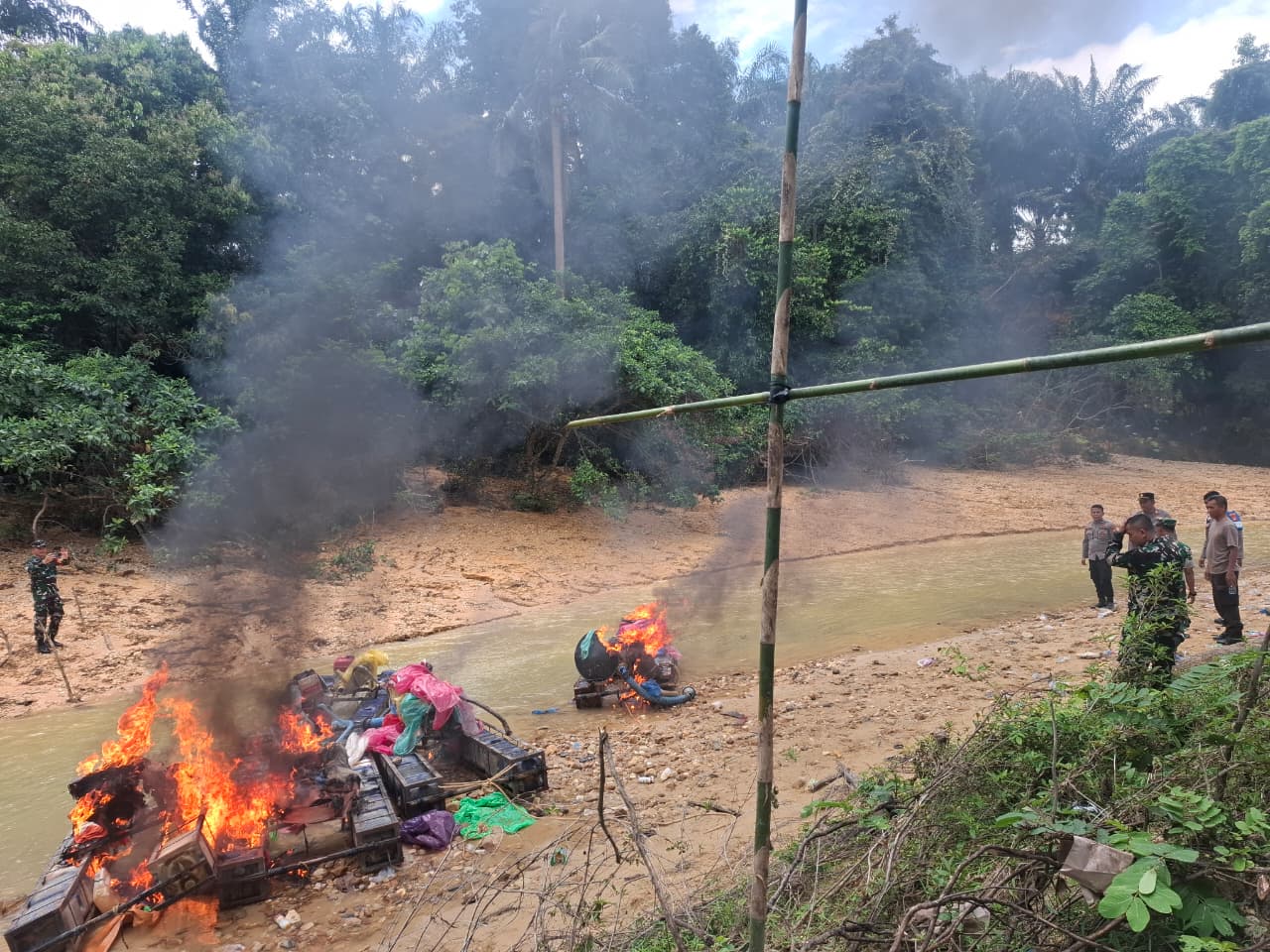 Polsek Hulu Kuantan dan Koramil 08 Kuantan Mudik Tertibkan Aktivitas PETI di Tanjung Medang