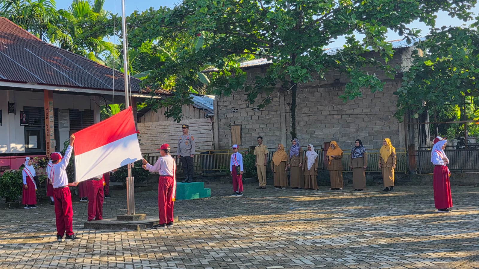 Polisi Jadi Inspektur Upacara, Edukasi Green Policing dan Anti Bullying di SDN 020 Serumpun Jaya