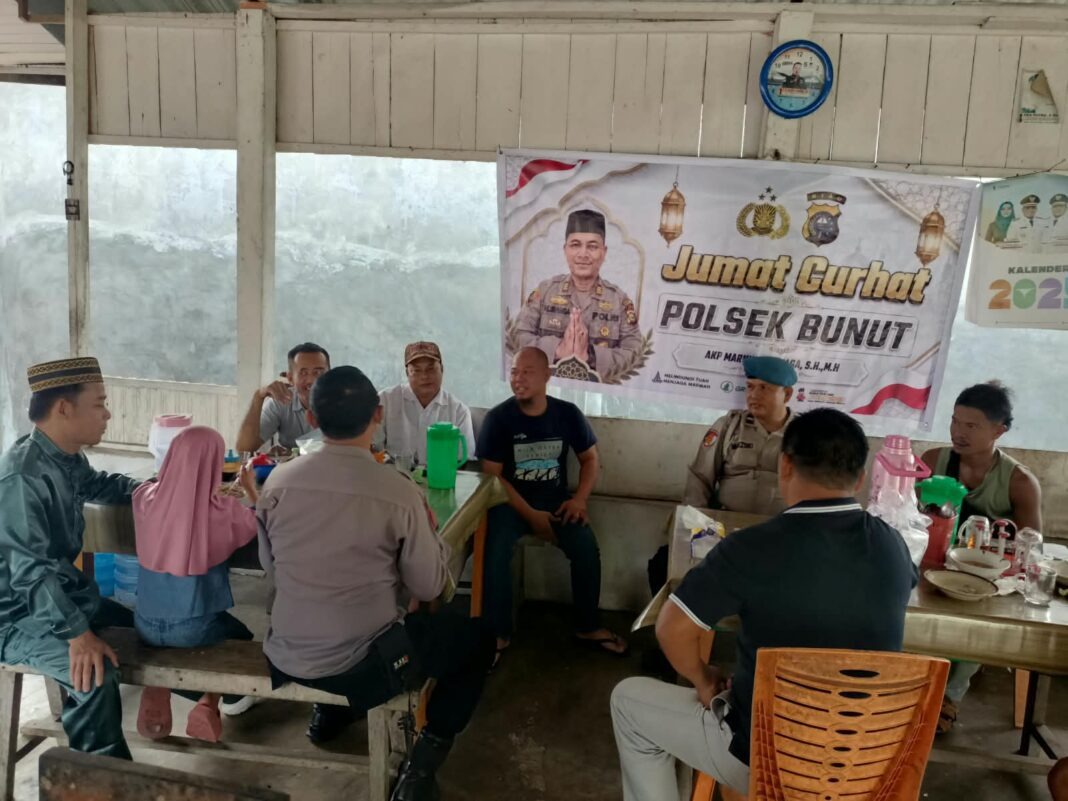 Gelar jumat curhat, polsek bunut sosisialisaikan bahaya kebakaran hutan dan lahan