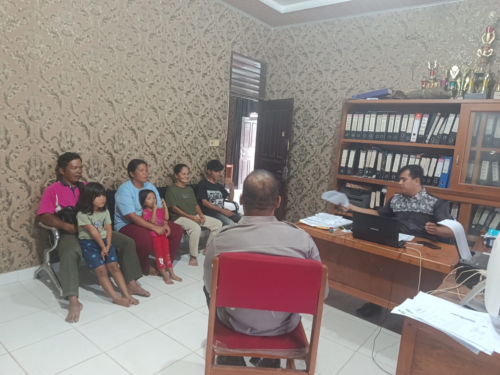 Polsek Rambah Hilir Serap Aspirasi Warga Desa Rambah Melalui Program Jumat Curhat