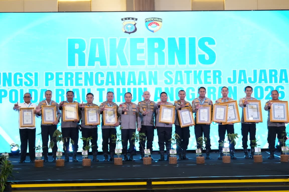 Menembus Batas Pelayanan Prima : Polres Siak Raih Penghargaan dari Kapolri Berkat Ketulusan dan Kerja keras Memberikan Pelayanan Terbaik Kepada Masyarakat