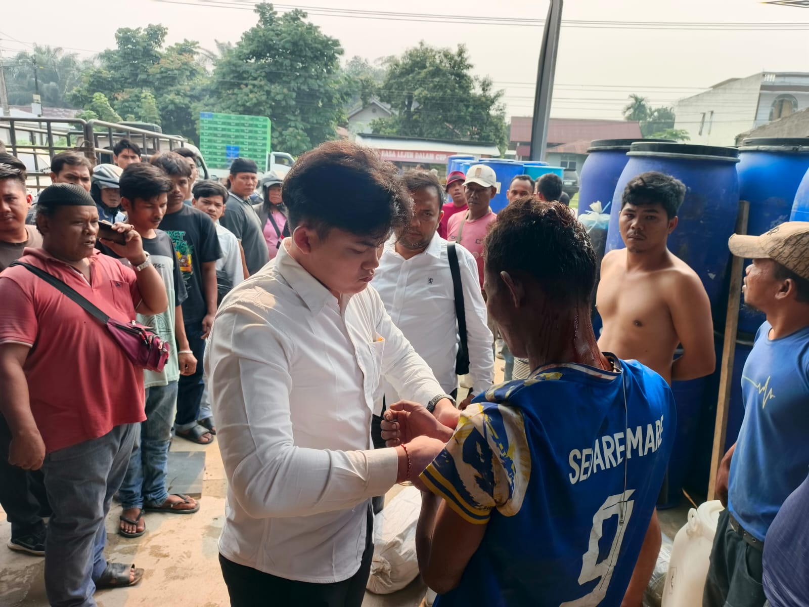 NEKAT TODONG KASIR PAKAI GUNTING PEMUDA PEMALAK HP TOKO DI SOREK DITANGKAP POLSEK PKL.KURAS USAI TUSUK ANAK 9 TAHUN
