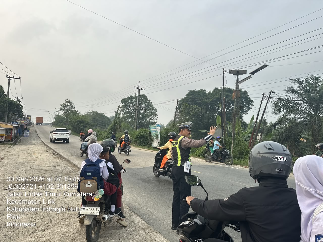 Polsek Lirik Hadir di Titik Sibuk, Pengaturan Lalu Lintas Pagi Jaga Kamseltibcarlantas