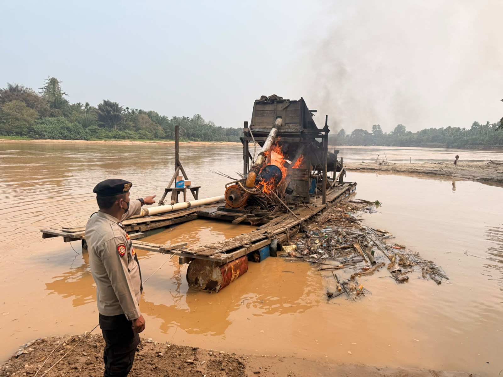 Polsek Cerenti Tindak Aktivitas PETI, Satu Rakit di Sungai Batang Kuantan Dimusnahkan
