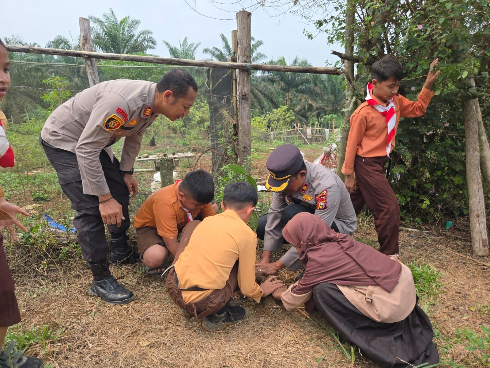 Cinta Alam Sejak Dini Polsek Tapung Tanam Pohon Bersama Siswa & Warga Desa Petapahan
