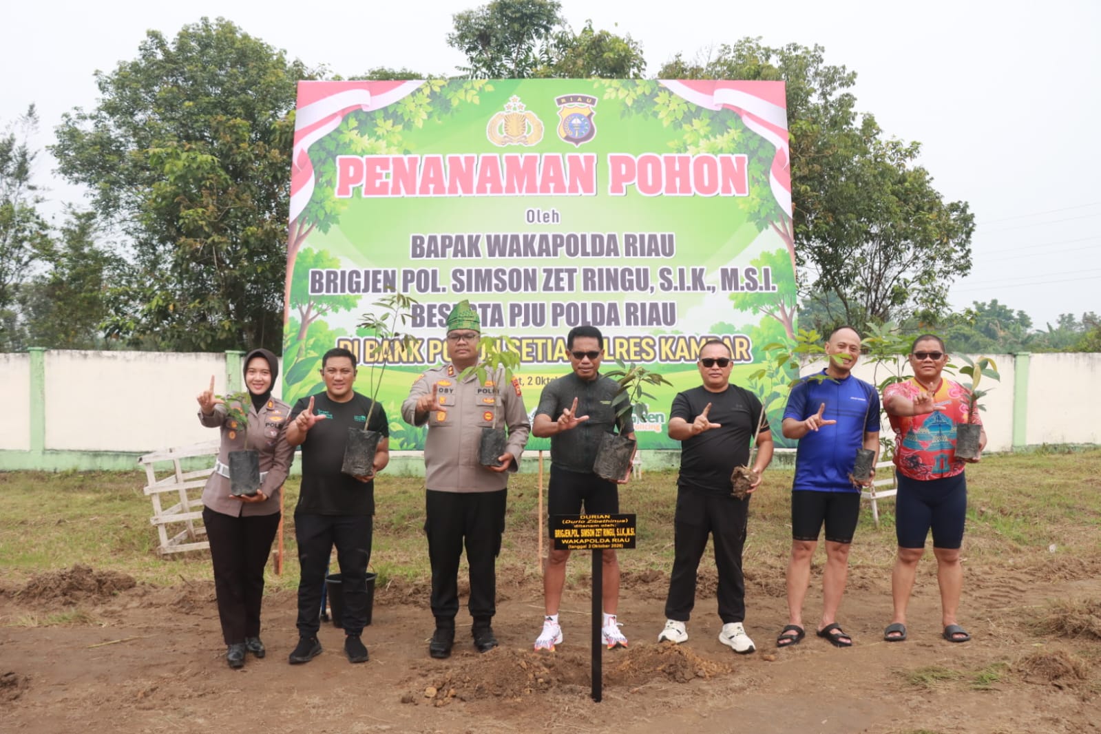 Gowes 69 Kilometer, Wakapolda Riau Tanam Pohon dan Panen Cabai di Bank Pohon Setia Polres Kampar