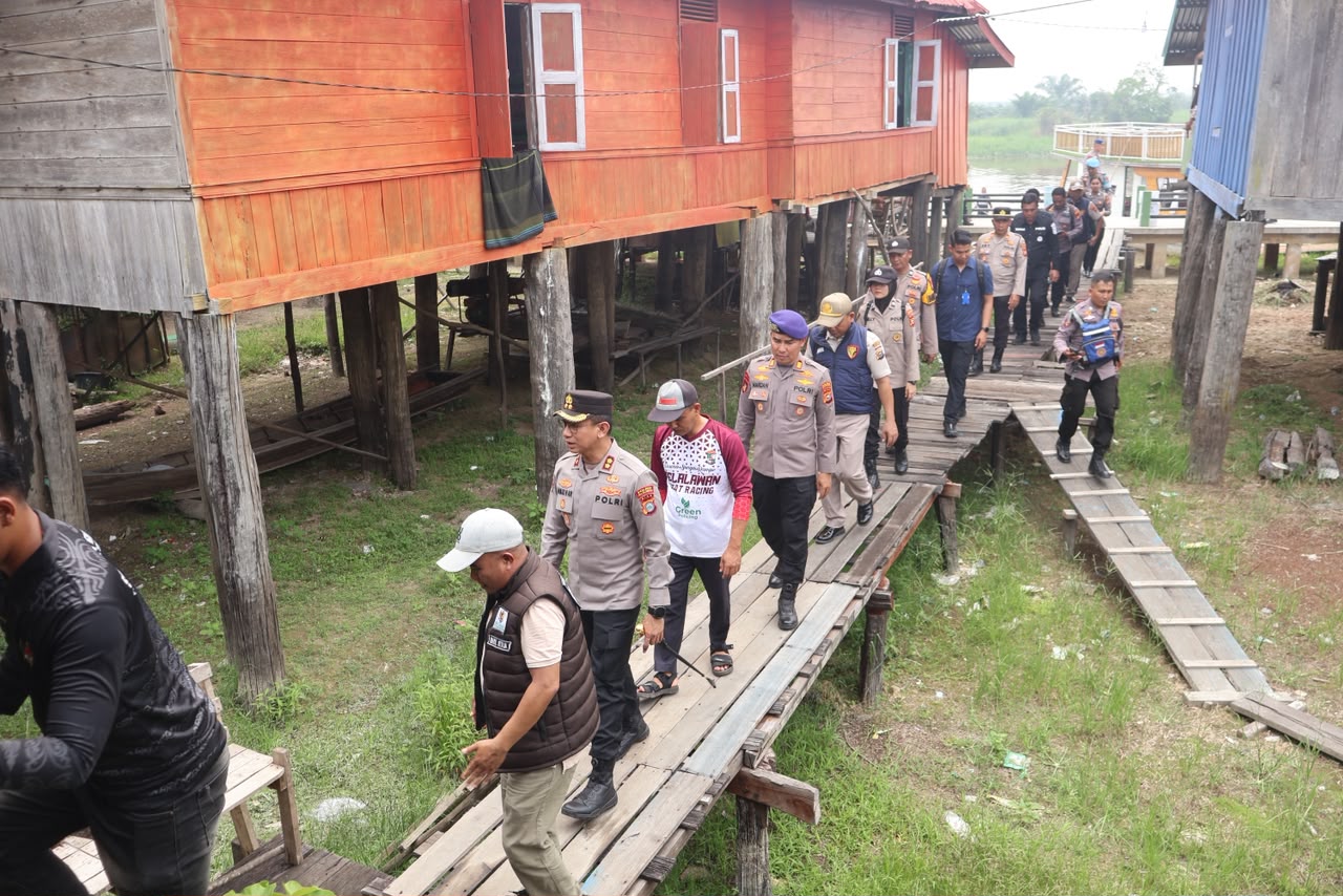 KAPOLRES PELALAWAN JADI AGEN PERLINSOS, SAMBANGI WARGA KUALA TERUSAN SEBERANG