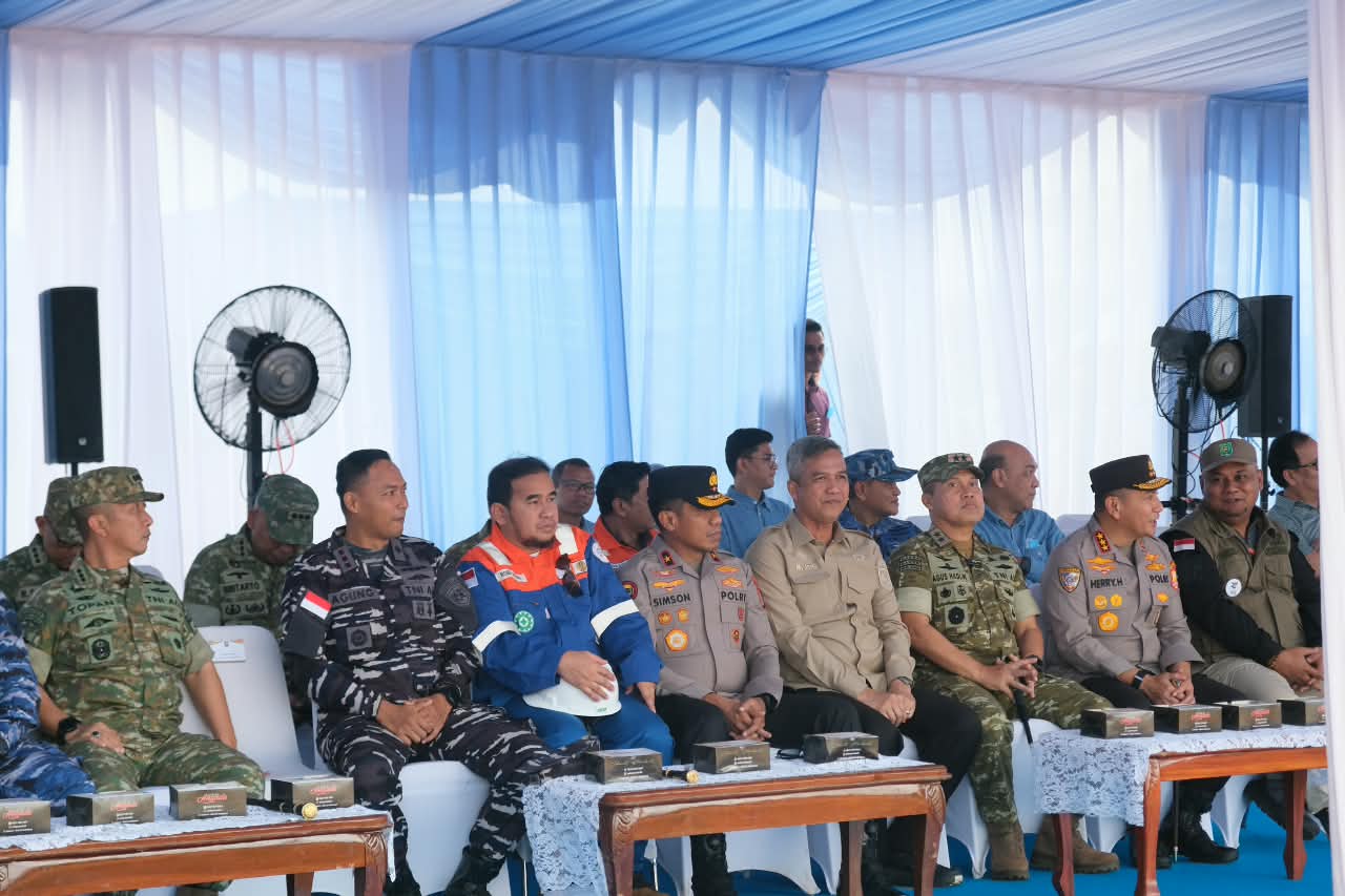 TNI-Polri Bersama Buruh Tanam 20 Ribu Pohon di Siak, Kabaharkam Tekankan Polisi Bersama Masyarakat