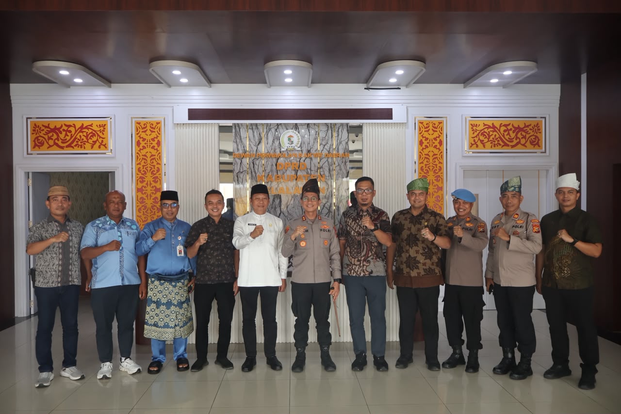  KAPOLRES PELALAWAN SILAHTURAHMI KE DPRD, BUKA HOTLINE HALLO KAPOLRES