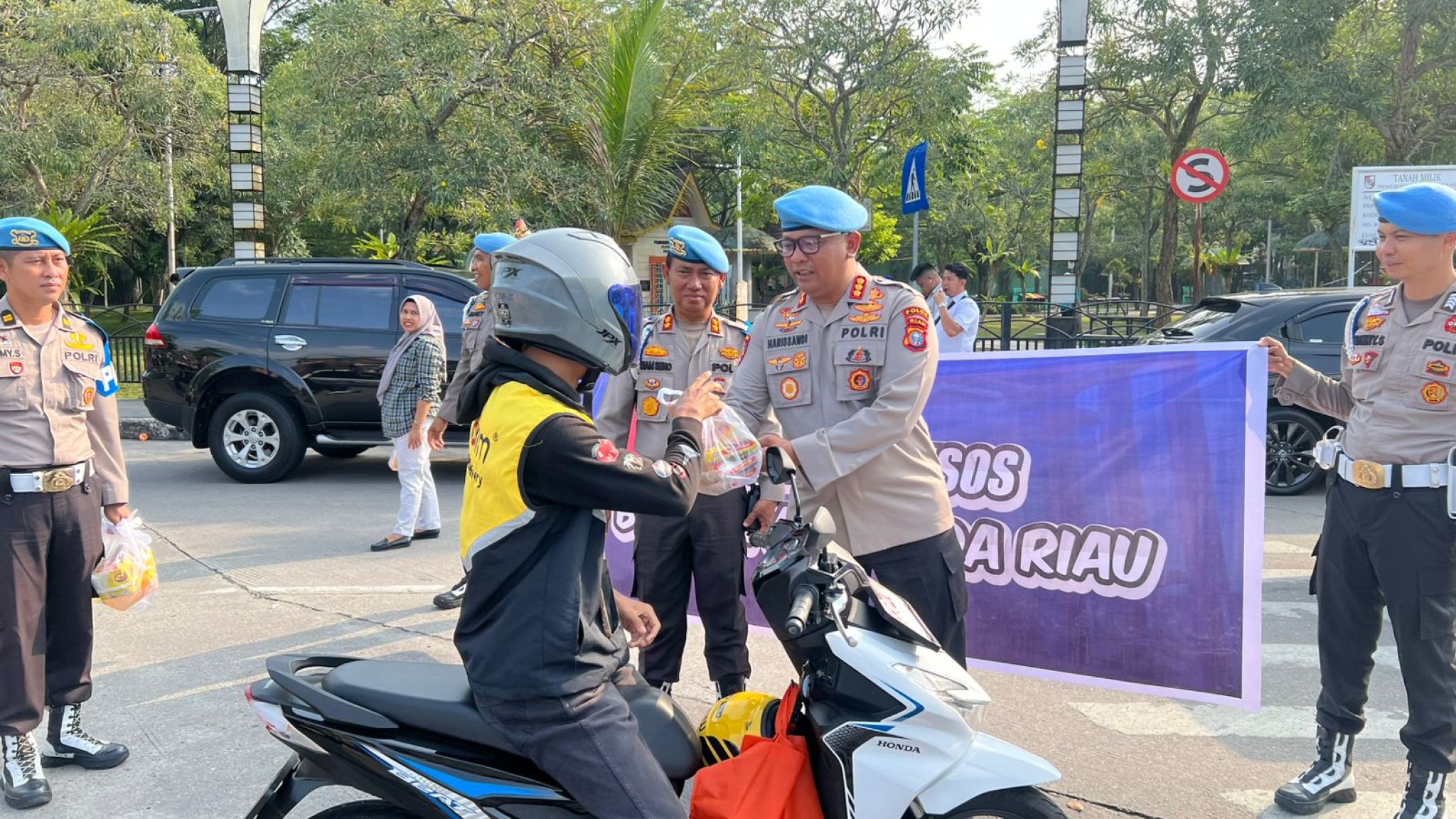 Bid Propam Polda Riau Gelar Aksi Berbagi Bansos untuk Masyarakat