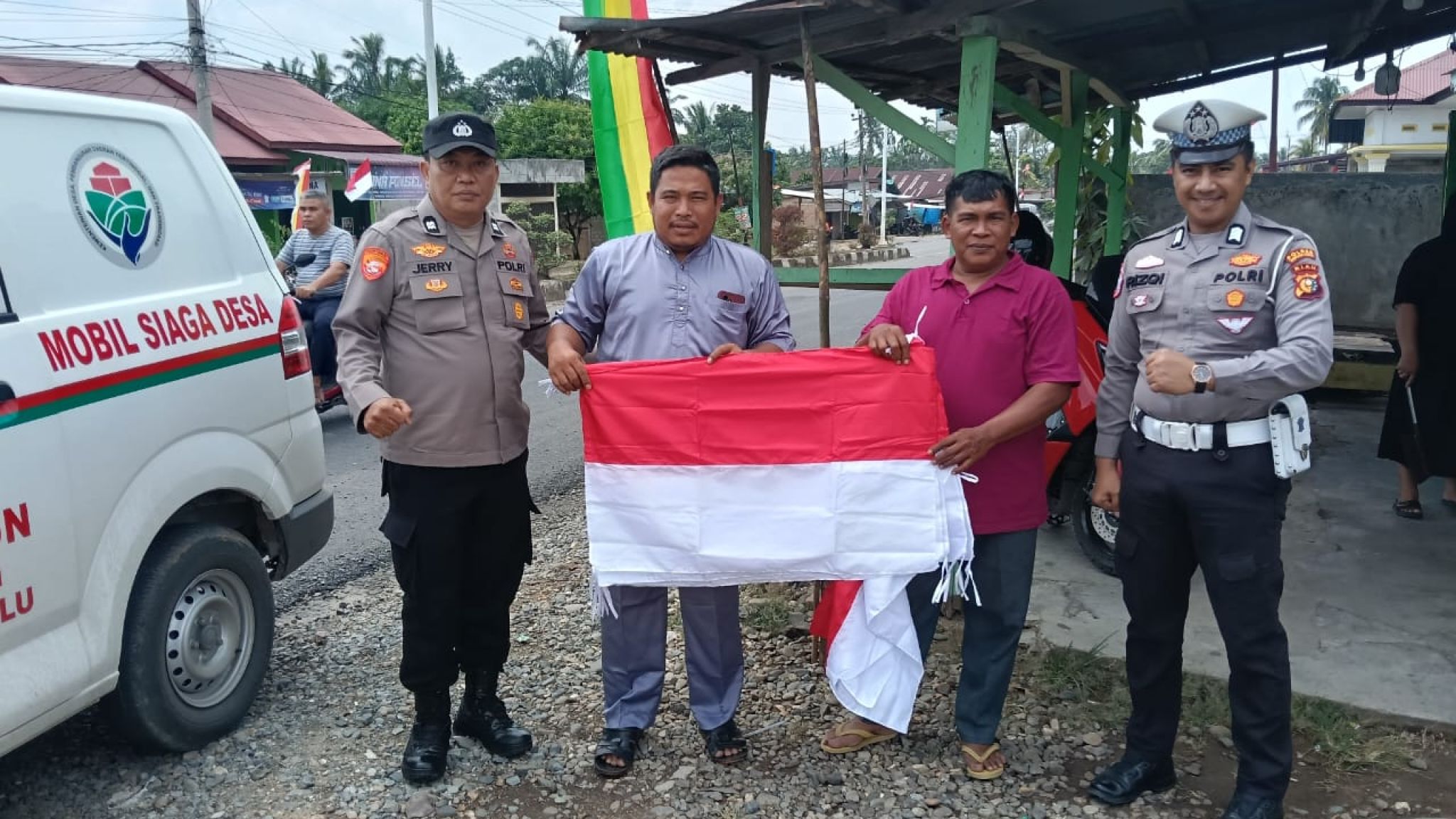 Polsek Tandun Kobarkan Semangat Merah Putih, 50 Bendera Berkibar di Tangan Warga