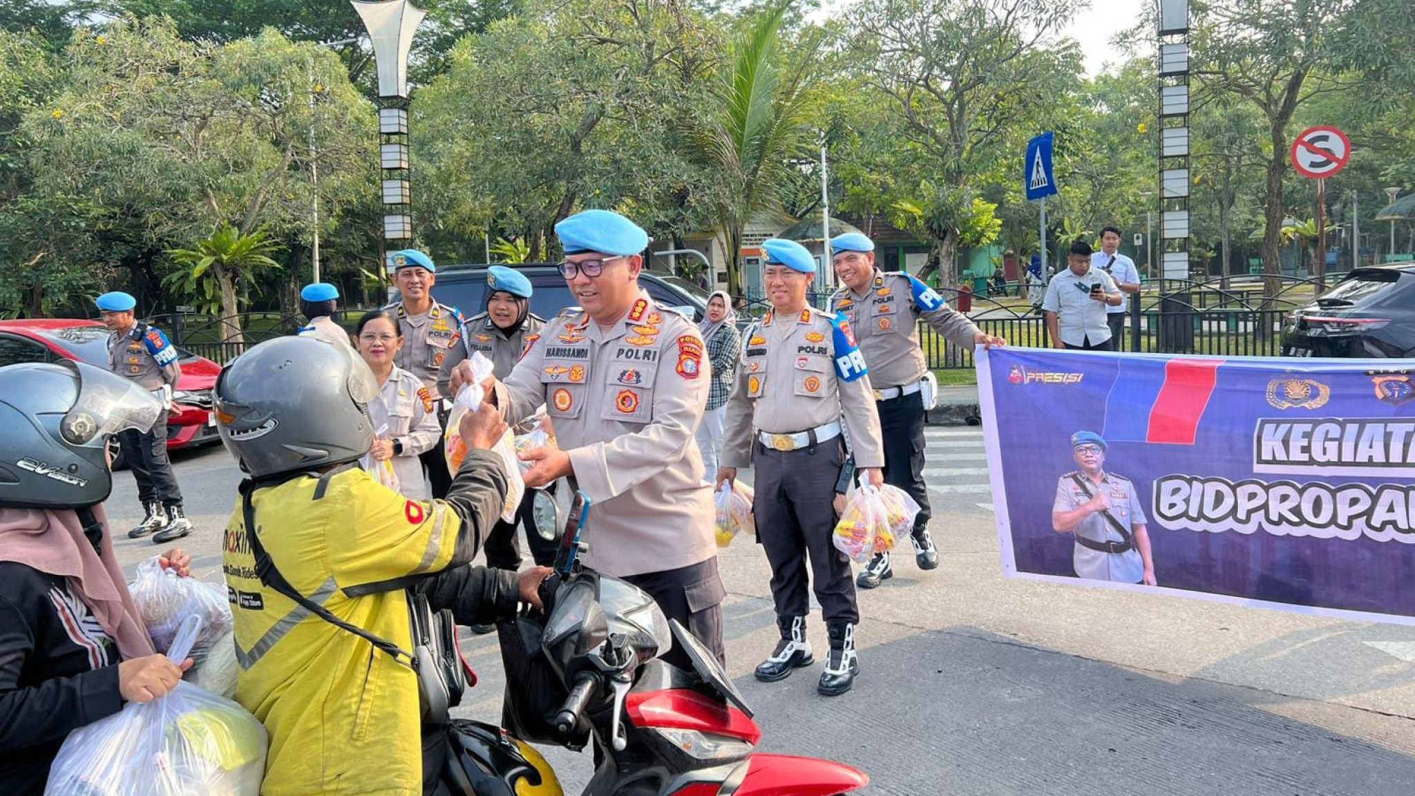 Bid Propam Polda Riau Gelar Aksi Berbagi Bansos untuk Masyarakat
