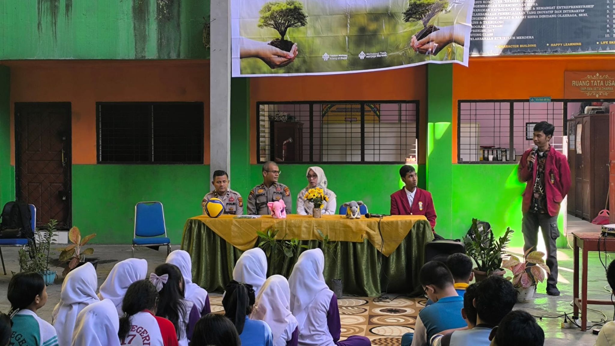 Mahasiswa Cipayung Bersama Polda Riau Tanam Semangat Hijau di SMA Setia Dharma