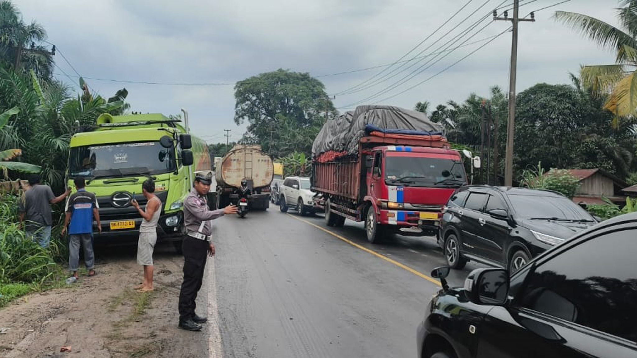 Gerak Cepat Tim Raicet Polres Pelalawan Atasi Kemacetan Akibat Laka Lantas di Jalintim KM 107