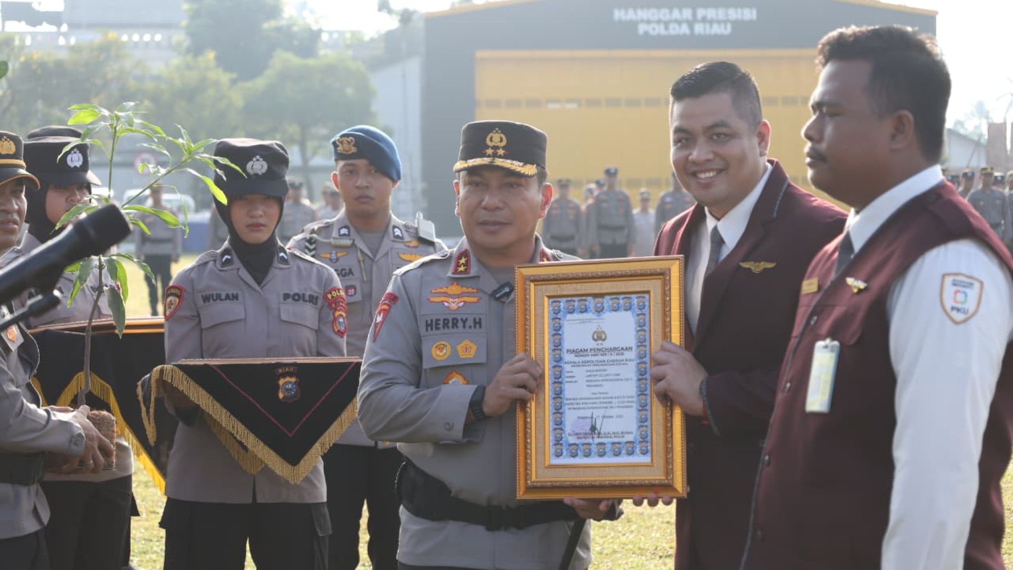 Kapolda Riau Pimpin Upacara Kenaikan Pangkat dan Berikan Penghargaan Kepada Personel Avsec Bandara SSK II