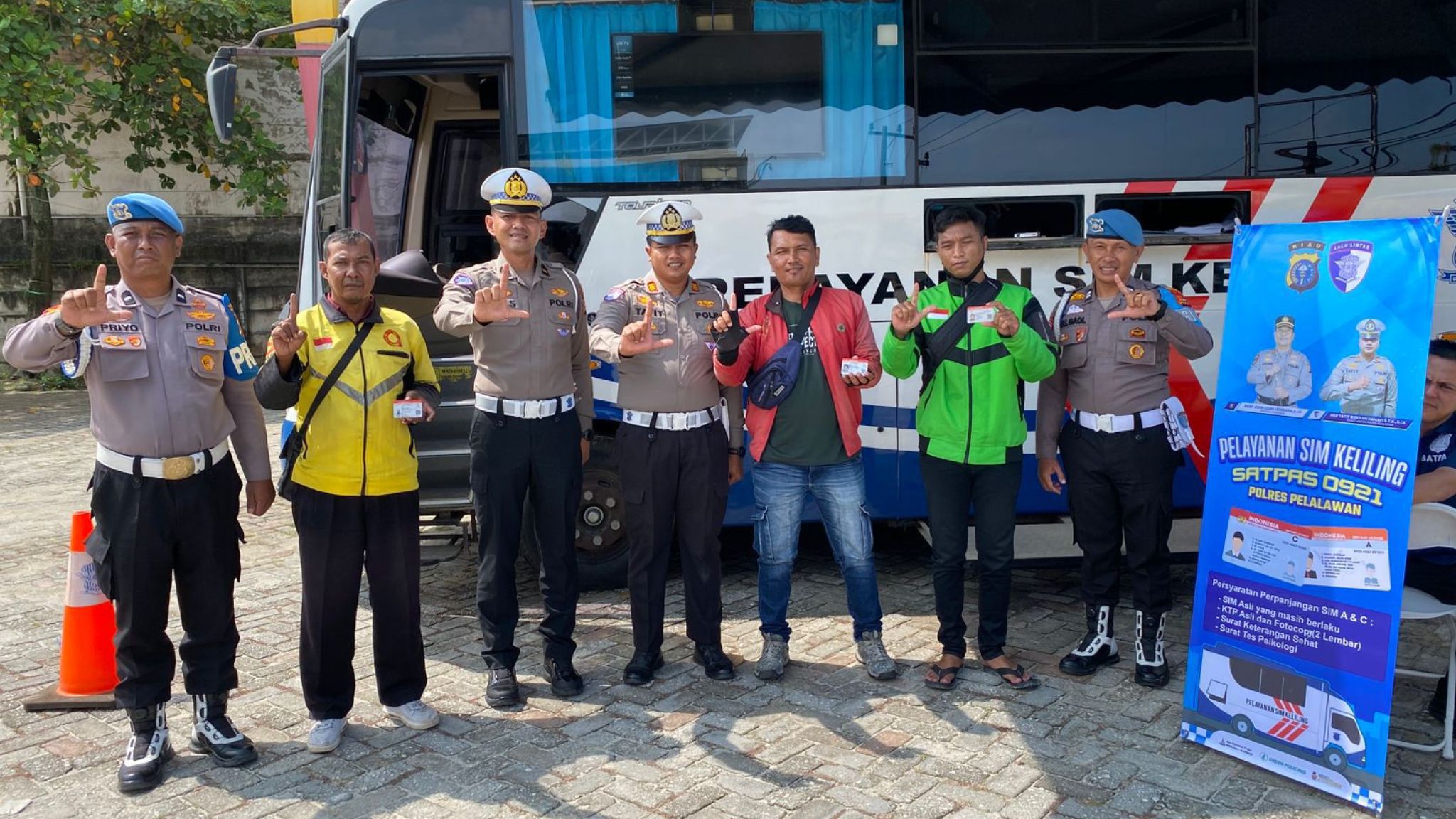 Polres Pelalawan Gelar Perpanjangan SIM Gratis, Bansos dan Program Green Policing Bersama Komunitas Ojek Online