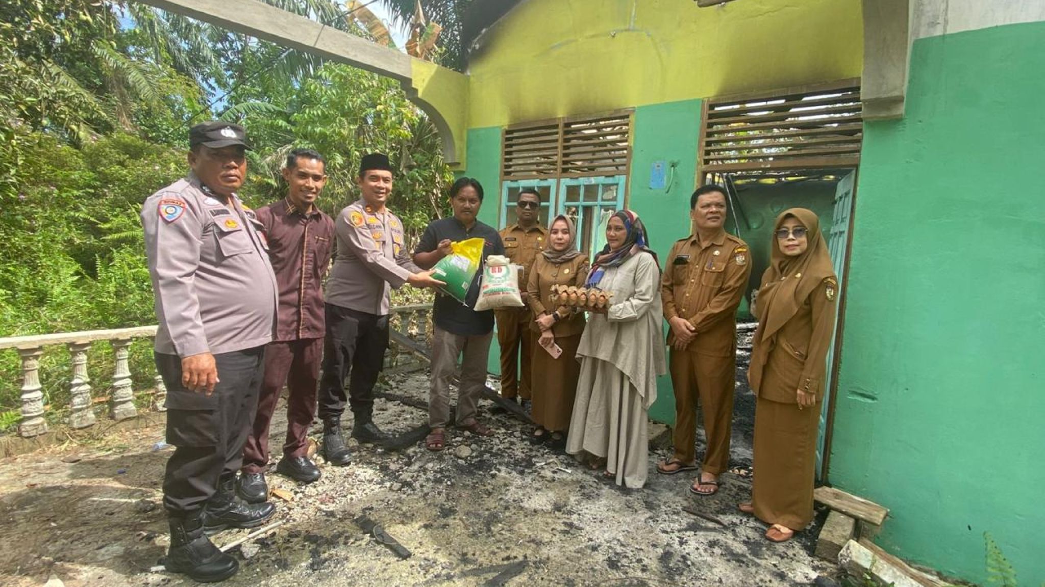 Kapolsek Bangkinang Kota Pimpin Penyaluran Bantuan, Tunjukkan Kepedulian Mendalam untuk Korban Kebakaran Pasir Sialang!