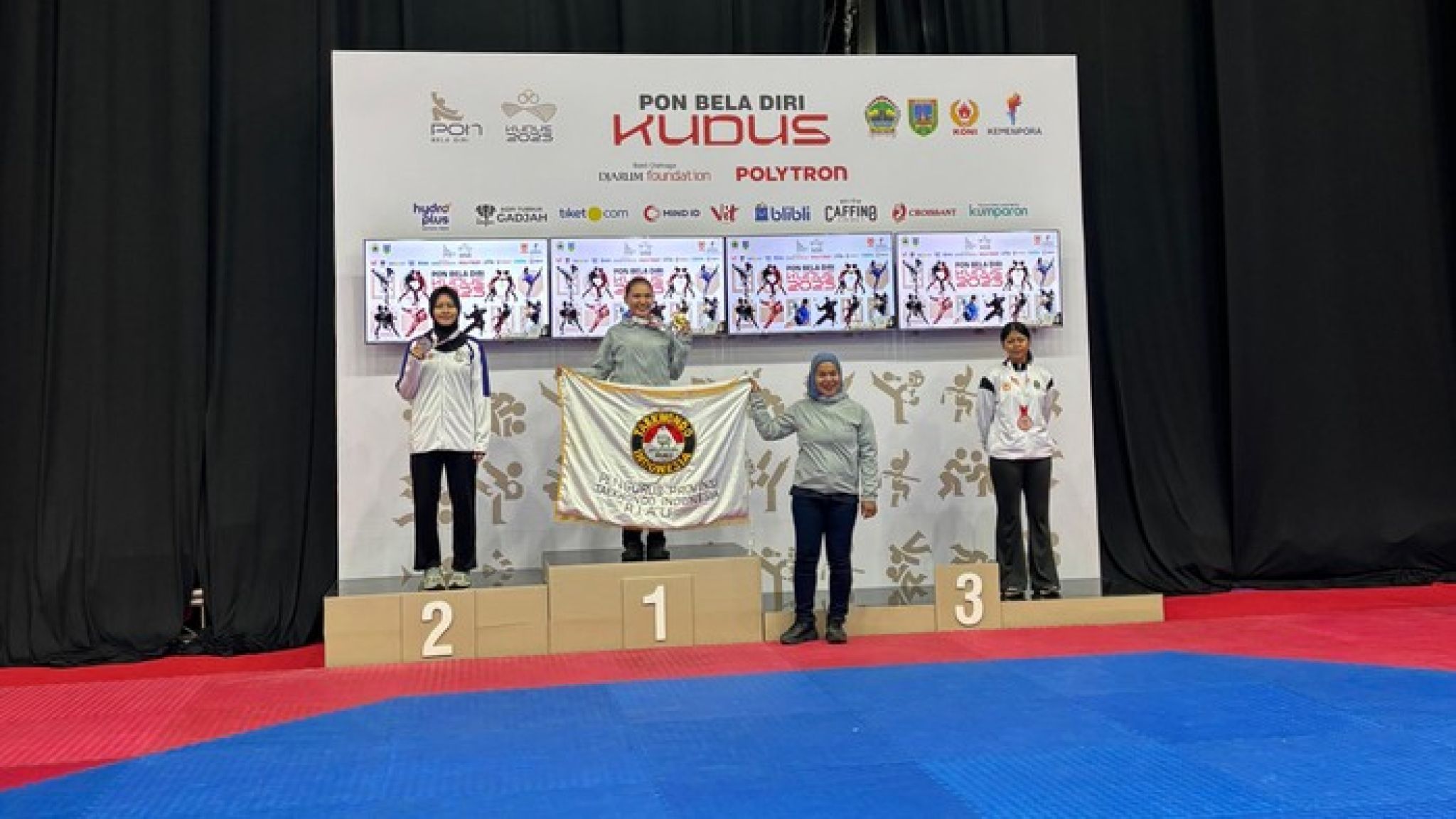 2 Polwan Polda Riau Raih Medali di Kejuaraan PON Bela Diri Kudus 2025