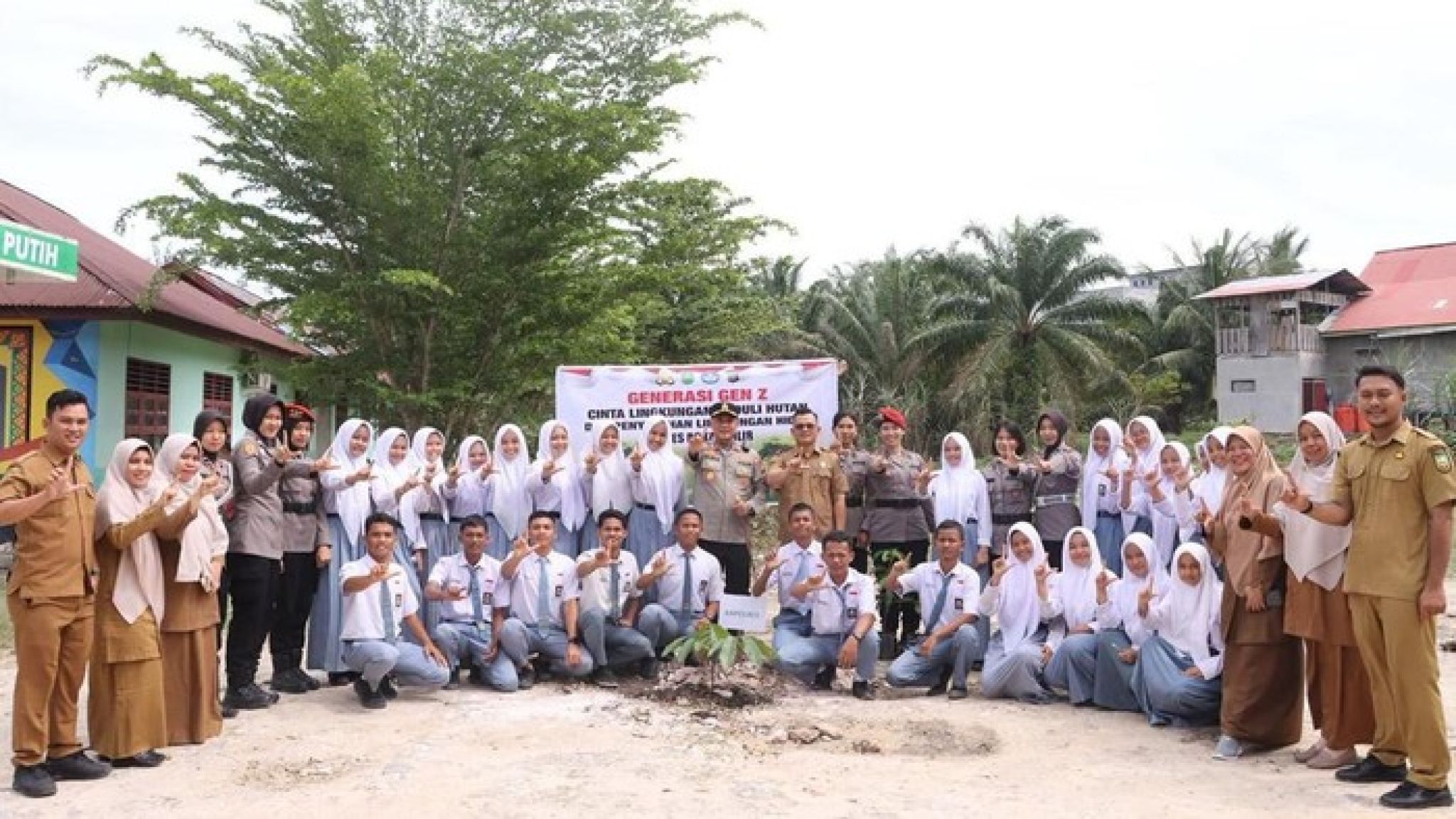 Srikandi Polres Rohil Edukasi Green Policing di SMA, Ajak Siswa Tanam Pohon