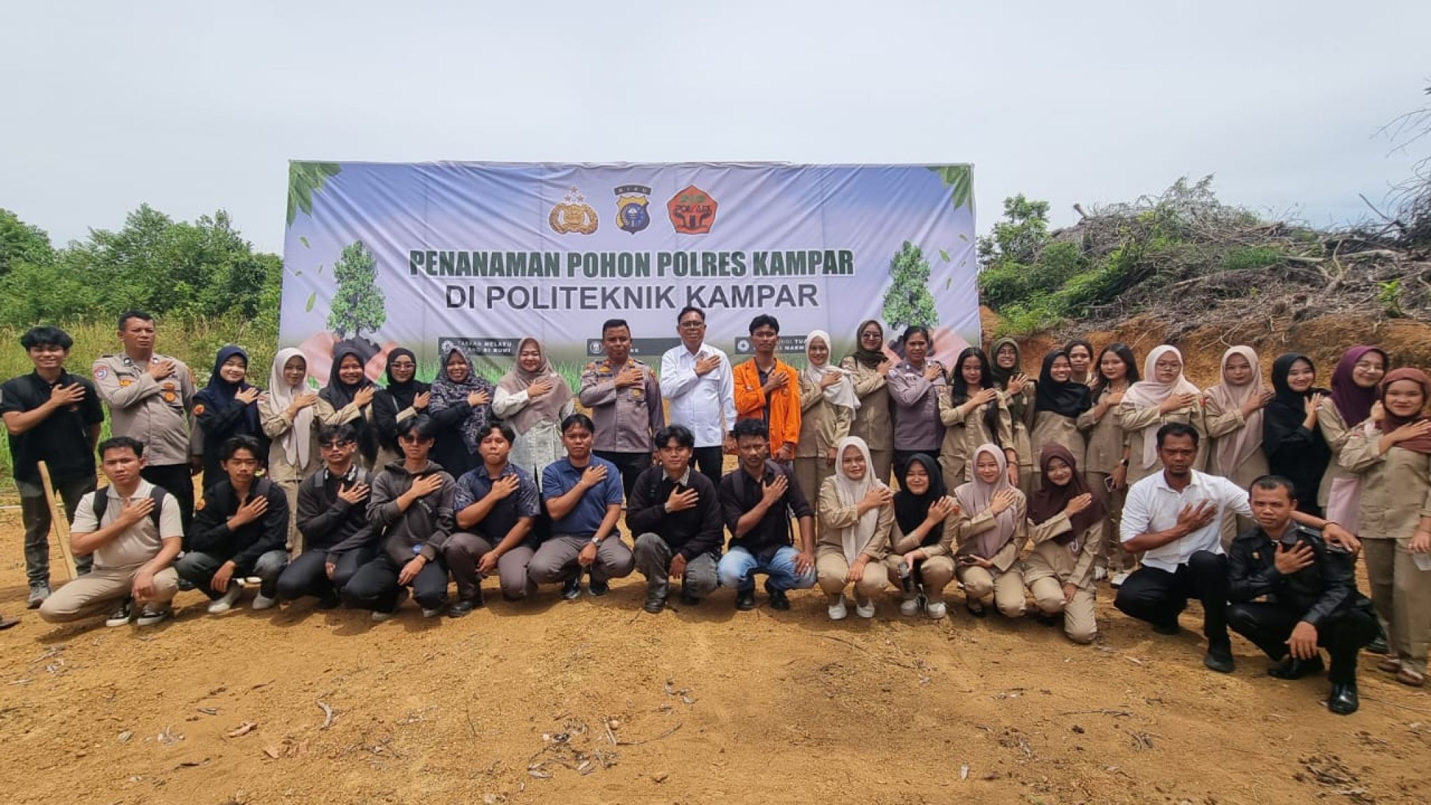Polri dan Mahasiswa Bersatu Jaga Bumi, Polres Kampar Gaungkan Green Policing di Polkam, Tanam Mangga dan Jambu Bersama!
