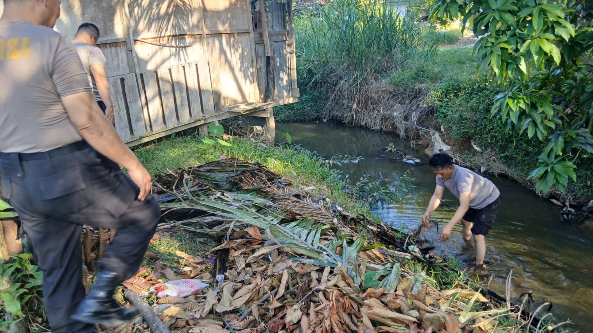 Kapolsek Kampar Gerakkan Gotong Royong Antisipasi Banjir, Polri dan Warga Bersatu Lindungi Penyasawan dari Bencana!