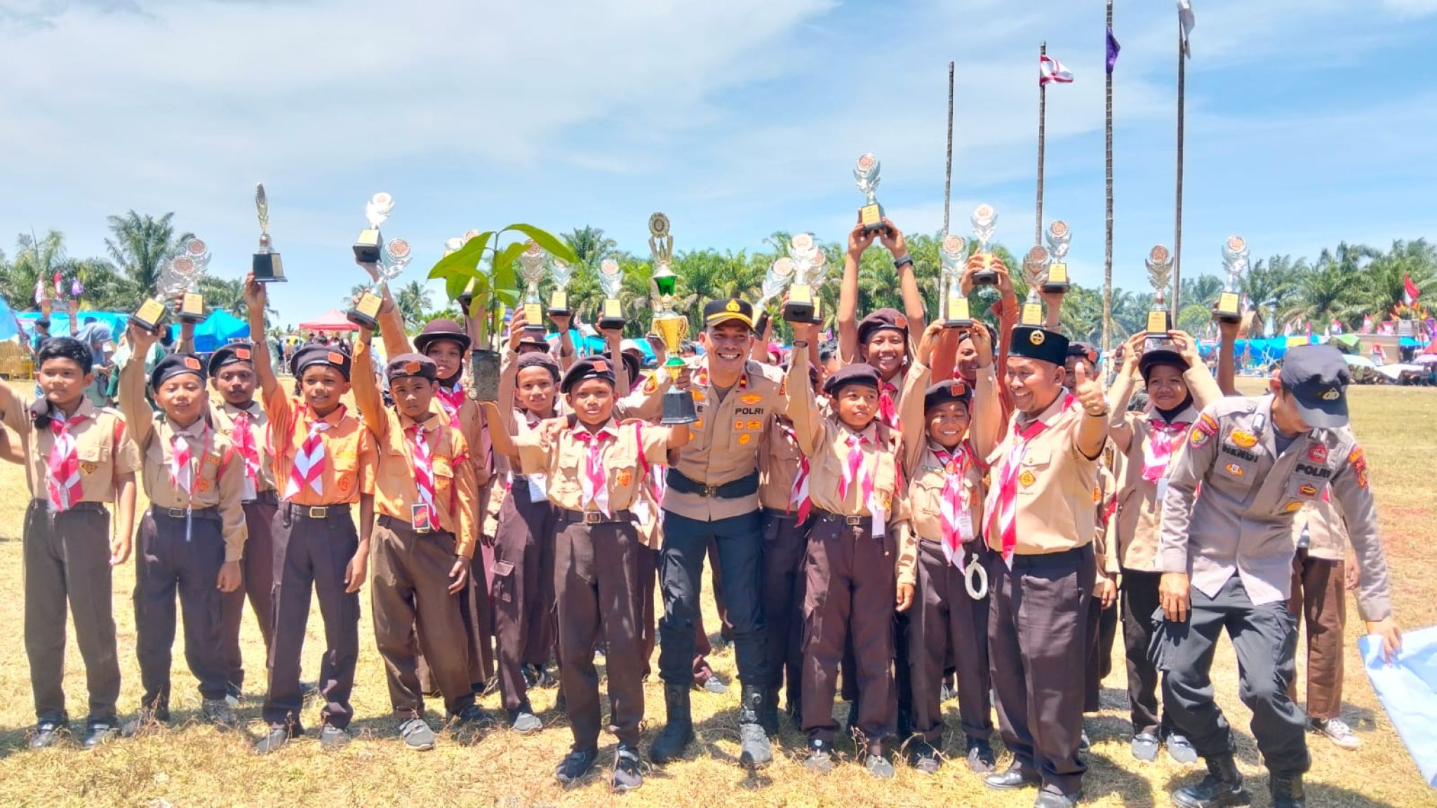 Tutup Secara Resmi Perkemahan Sumpah Pemuda VI, Kapolsek Rambah Samo Bagikan Hadiah Berupa Tanam Pohon