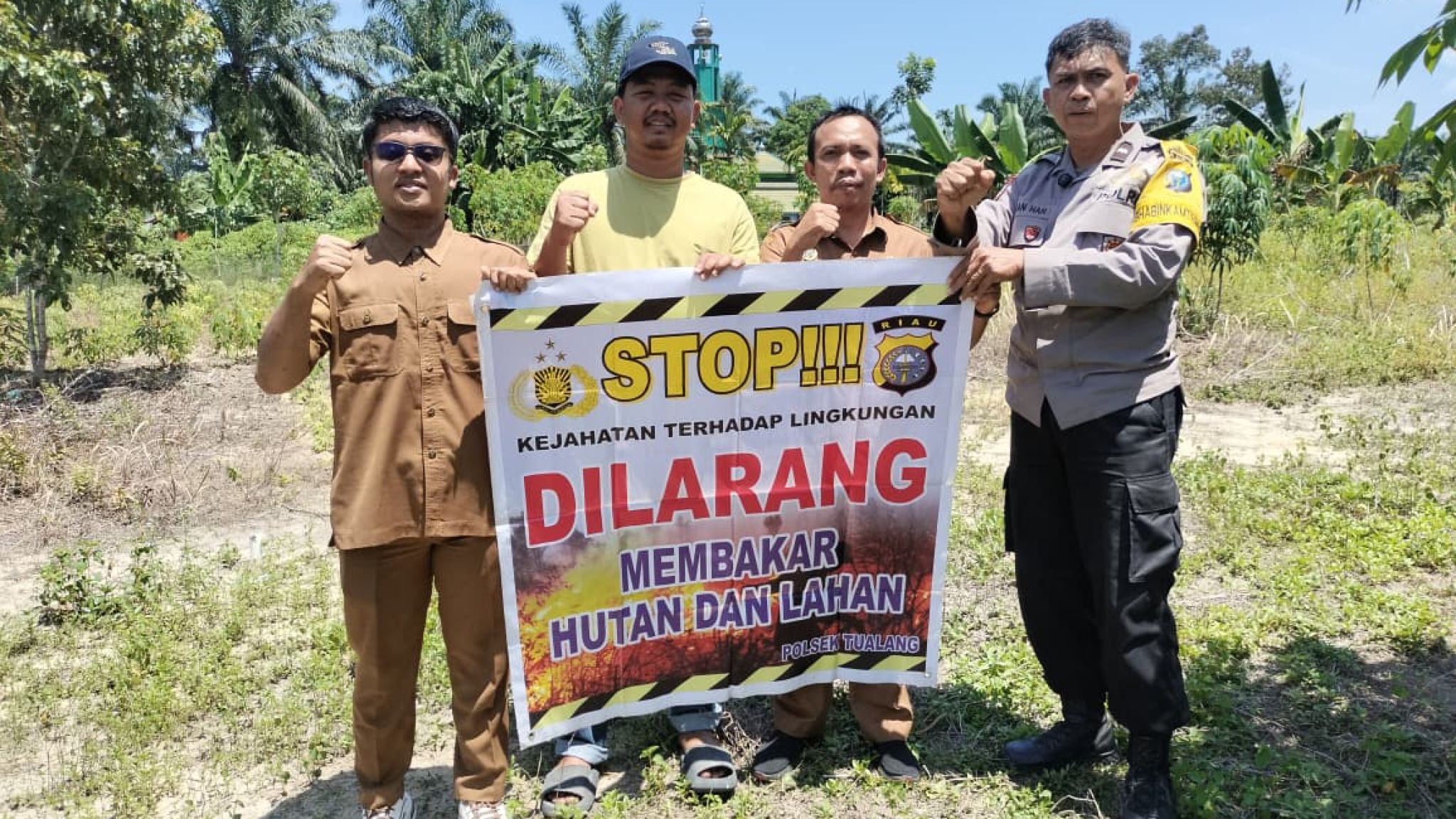 Bhabinkamtibmas dan Kepala Kampung Maredan Barat Patroli Cegah Karhutla di Tengah Cuaca Panas