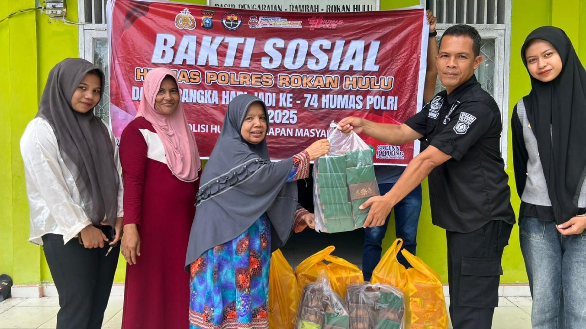 HUT Humas Polri ke-74, Polres Rokan Hulu Berbagi Kasih di Panti Asuhan Budi Mulya