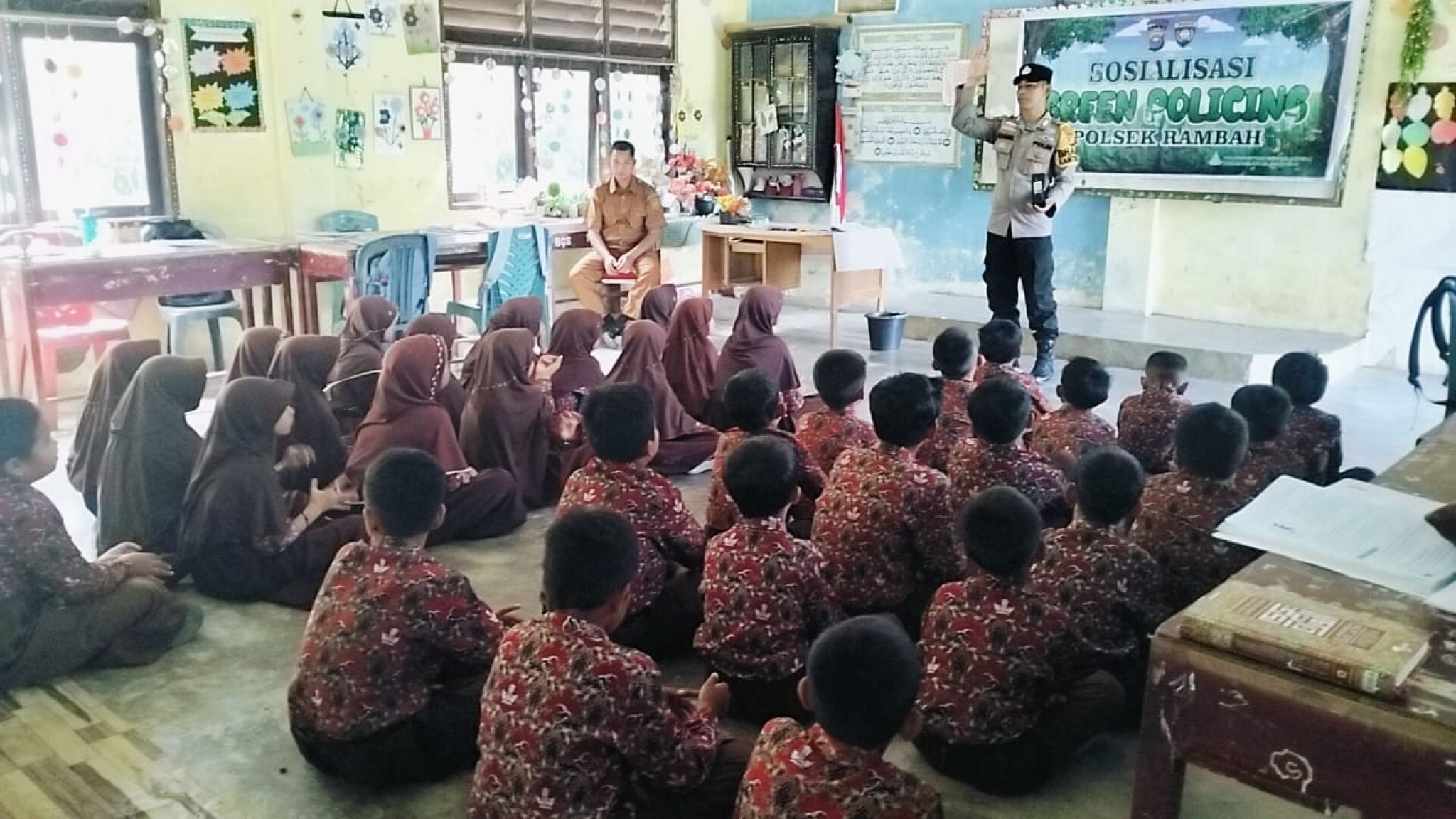 Lewat Penanaman Pohon, Polsek Rambah Gelorakan Semangat Green Policing di SDN 008 Rambah