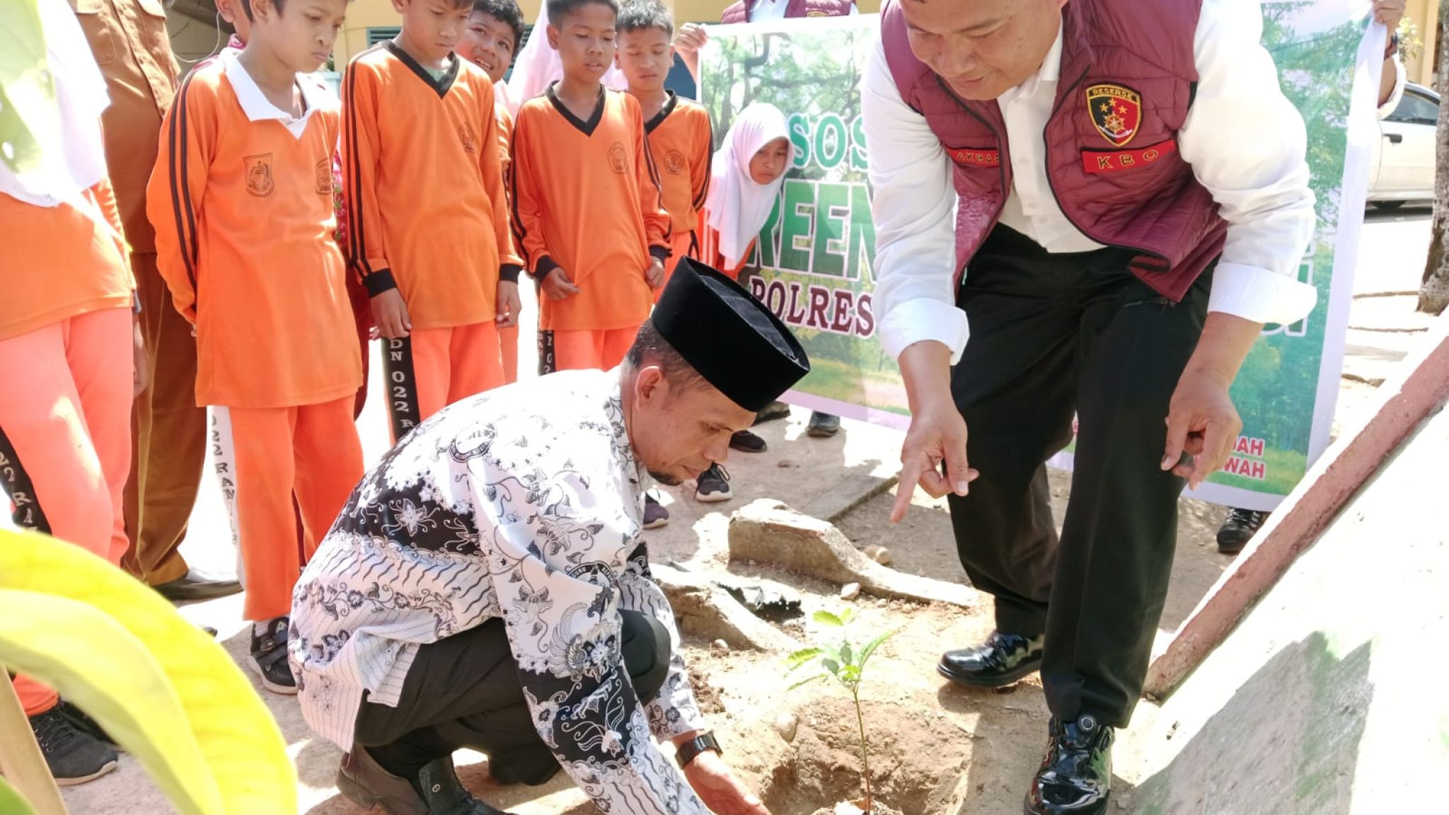 Satreskrim Polres Rokan Hulu Tanam Pohon di SD Negeri 022 Rambah Dukung Program Green Policing Kapolda Riau