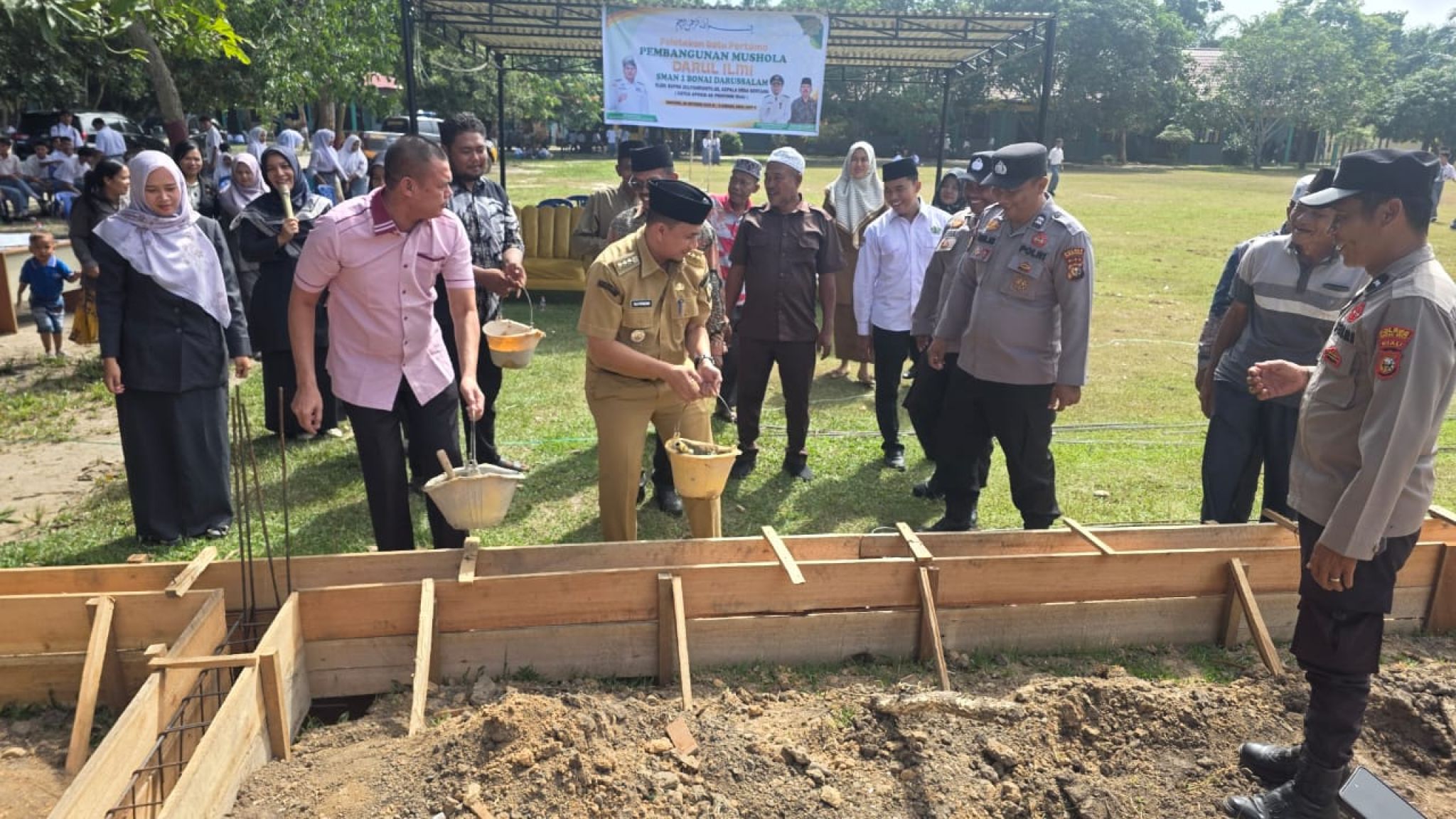 Bangun Karakter Religius Pelajar, Polsek Bonai Darussalam Hadiri Peletakan Batu Pertama Pembangunan Musholla Darul Ulum SMA Negeri 1
