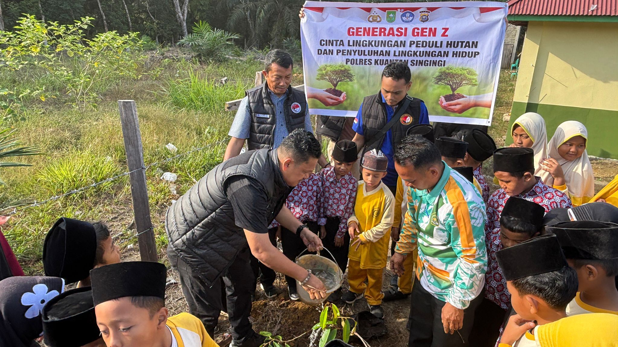 Polres Kuansing Laksanakan Edukasi Green Policing Usia Dini dan Penanaman Pohon di MI At-Tanwir Sentajo Raya