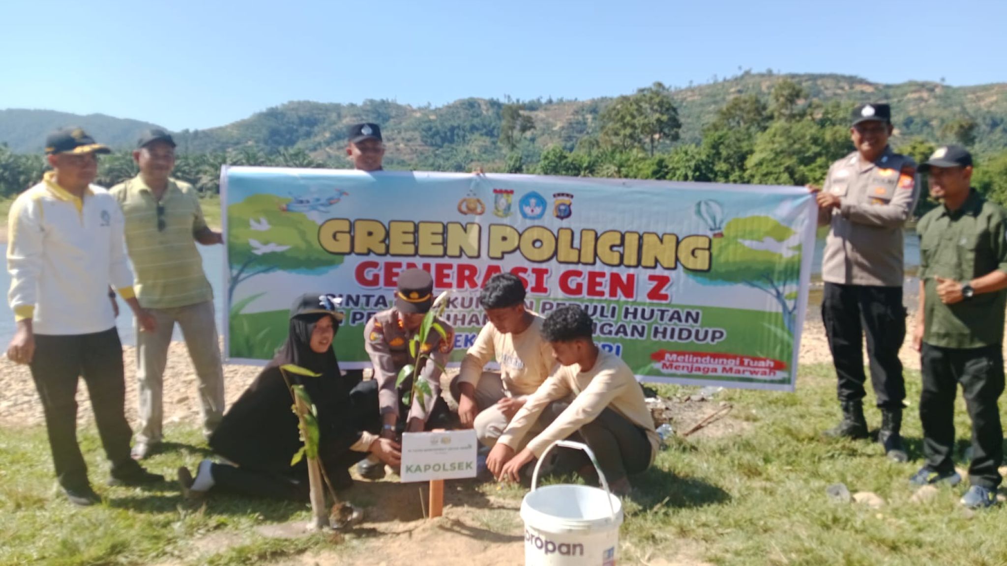 Sinergi Polsek Kampar Kiri dan SMPIT Al Fatih: Green Policing, Go Green, dan Literasi Digital di Desa Gema, Sentuh Hati Masyarakat