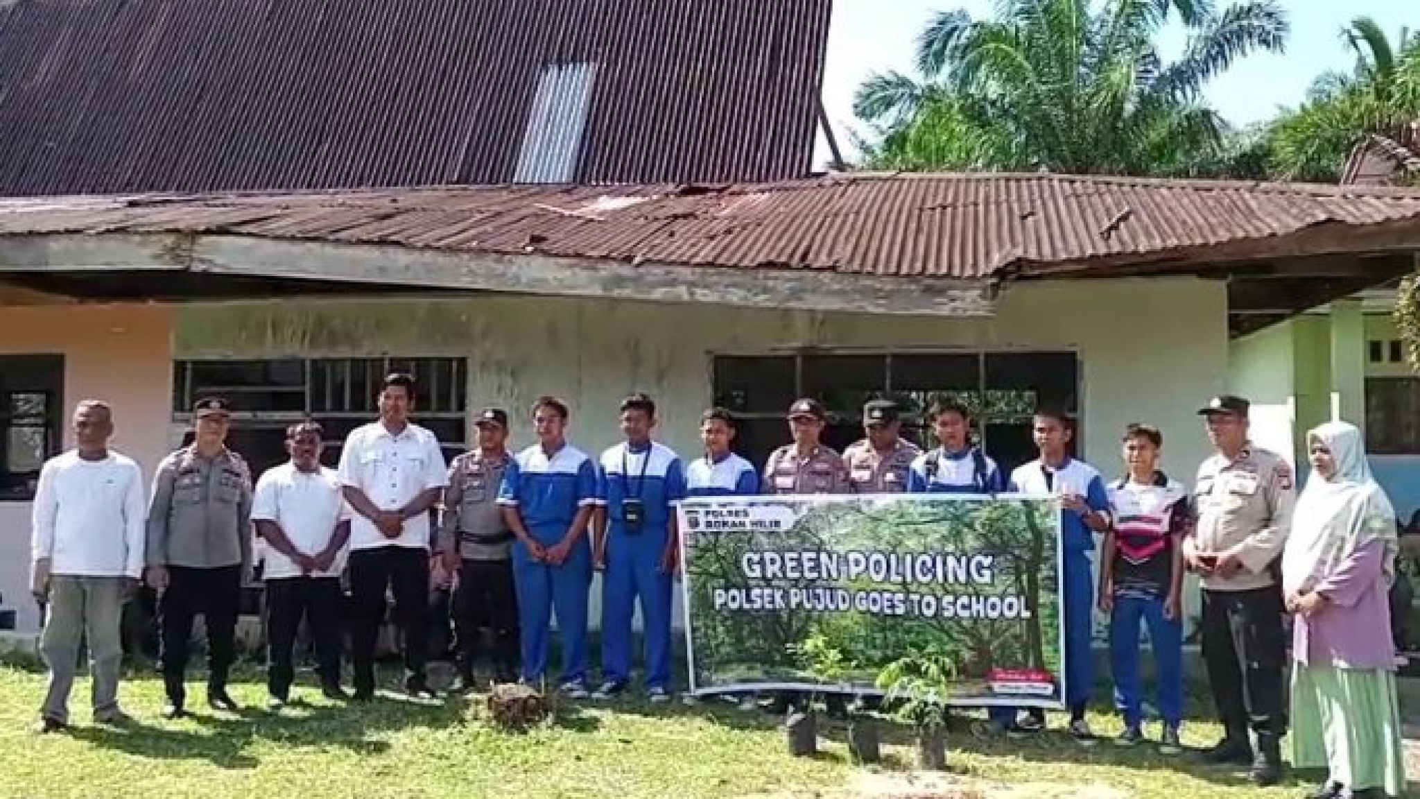 Hijaukan Sekolah, Selamatkan Bumi: Polsek Pujud Gaungkan Semangat Green Policing di SMK Muhammadiyah Sei Tapah
