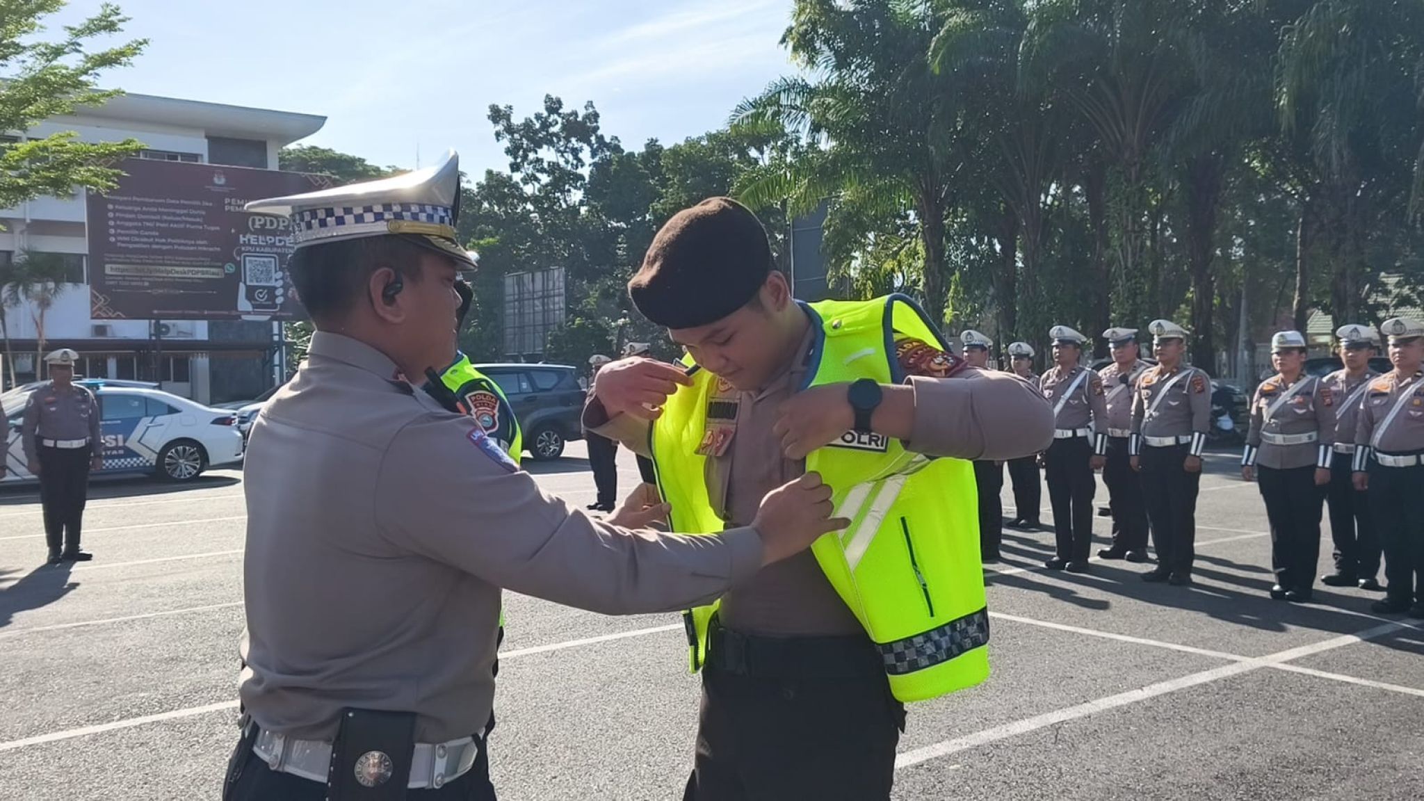 Menjawab Harapan Masyarakat, Ditlantas Polda Riau Libatkan Personel Ditsamapta untuk Patroli dan Penguraian Kemacetan di Kota Pekanbaru