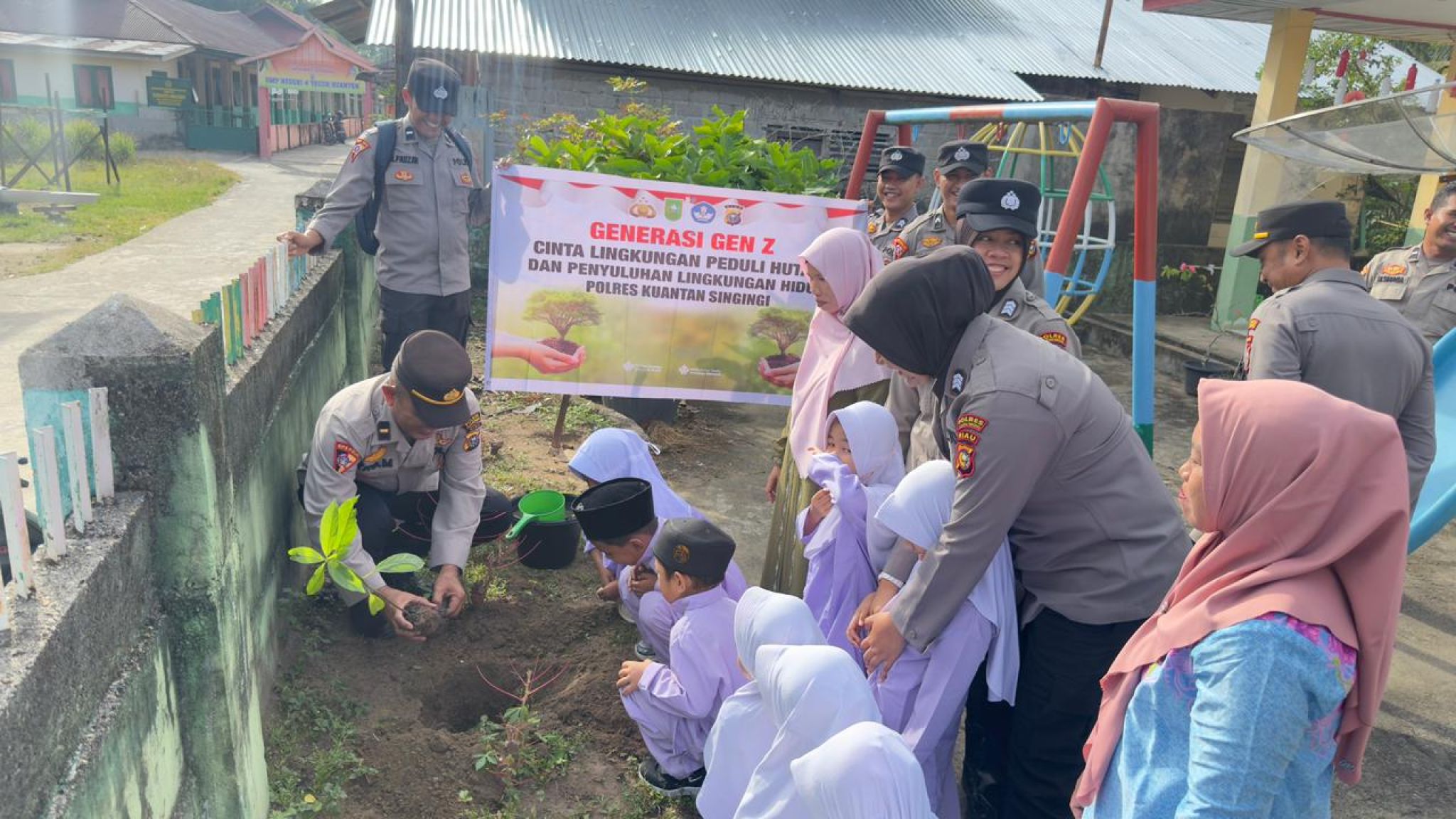 Polres Kuansing Laksanakan Program Green Policing dan Gerakan Gen Z Cinta Lingkungan di Sejumlah Sekolah TK